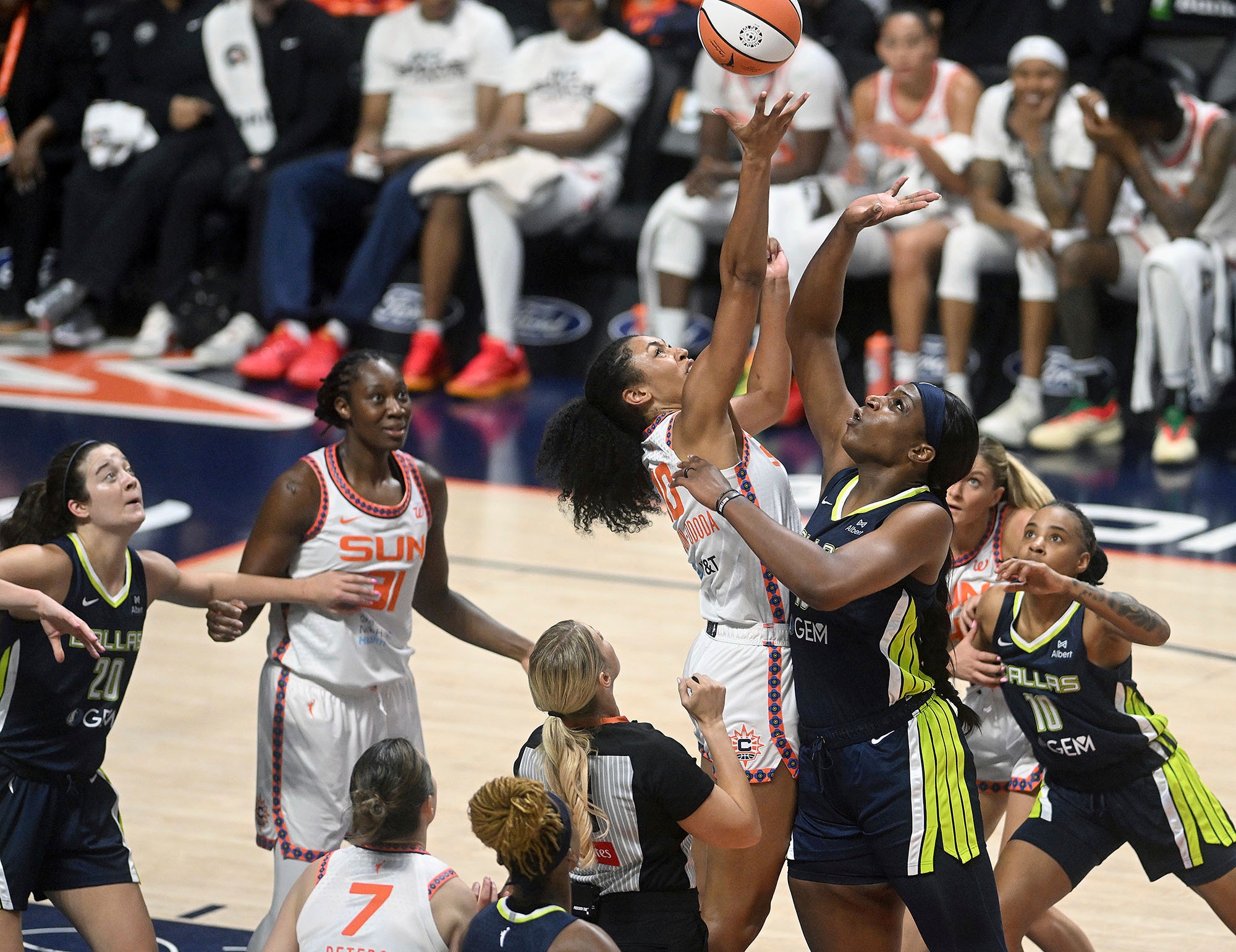 Bueckers leads Wings past the Sun for 1st win of season