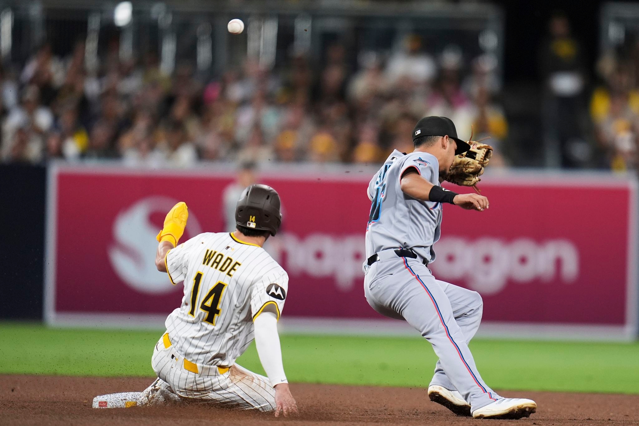 Marlins rookie second baseman Ronny Simón commits 3 errors in 3 innings