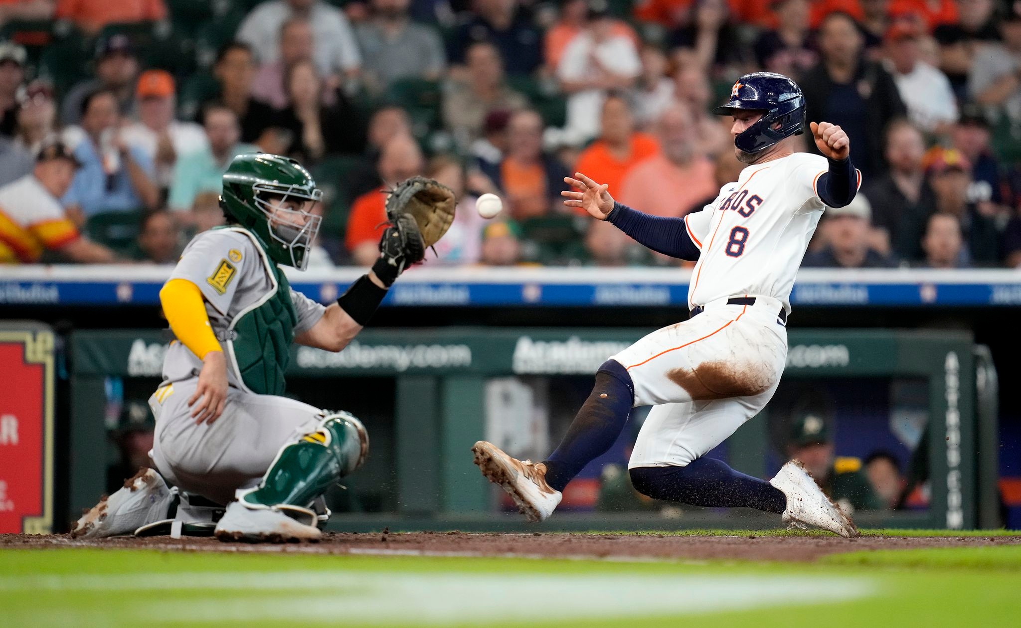 Astros rally in 7th inning to defeat Athletics