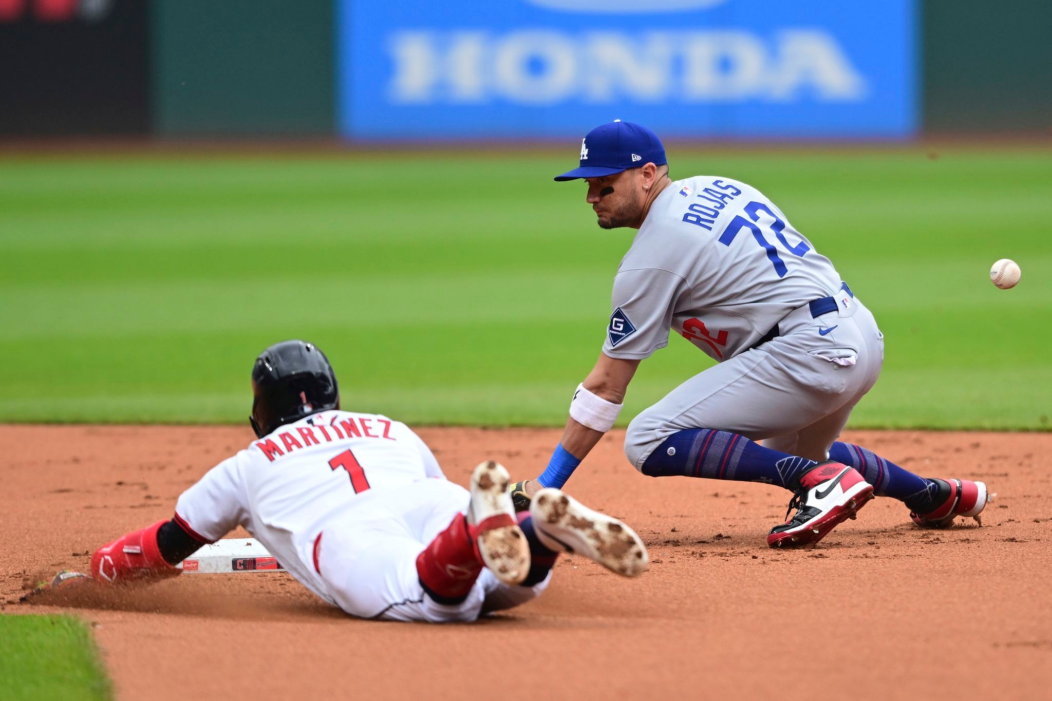 Angel Martínez hits a 3-run homer in the eighth inning as Guardians rally for 7-4 win over Dodgers