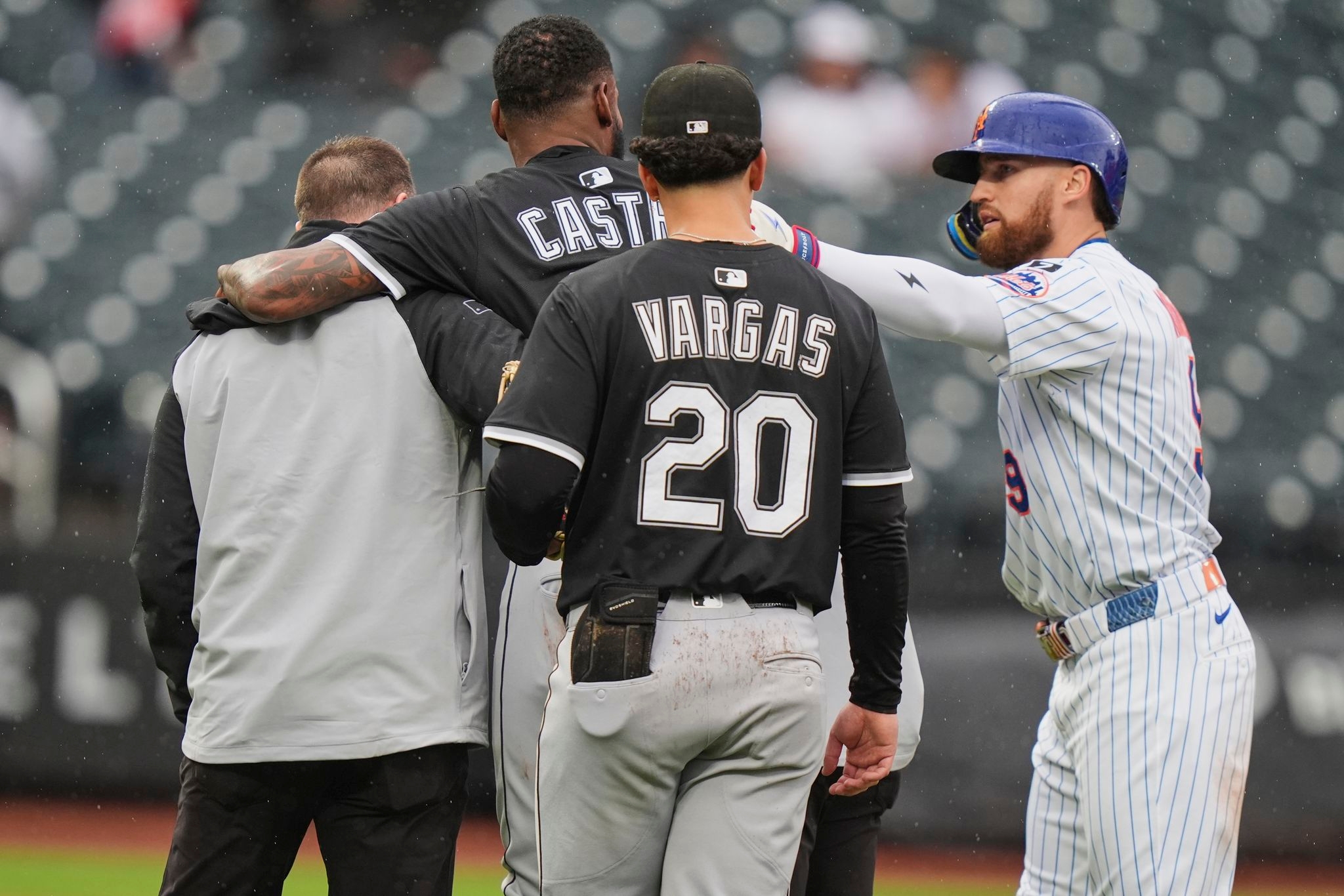 White Sox reliever Miguel Castro injures right knee against Mets