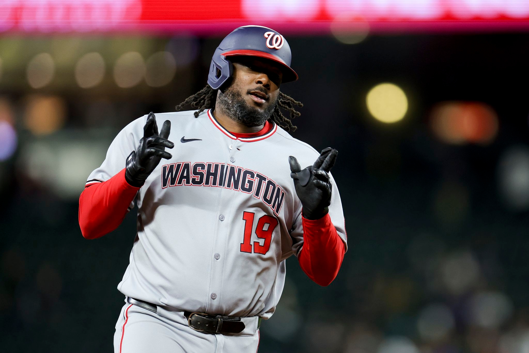 Josh Bell homers in the Nationals' 7-run 10th inning in a 9-3 victory over the Mariners