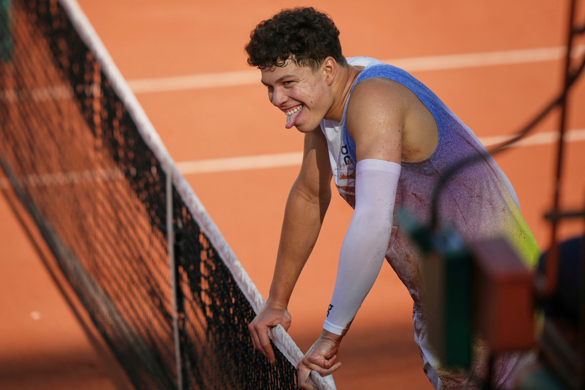 Shelton falls onto his stomach and still wins the point at the French Open