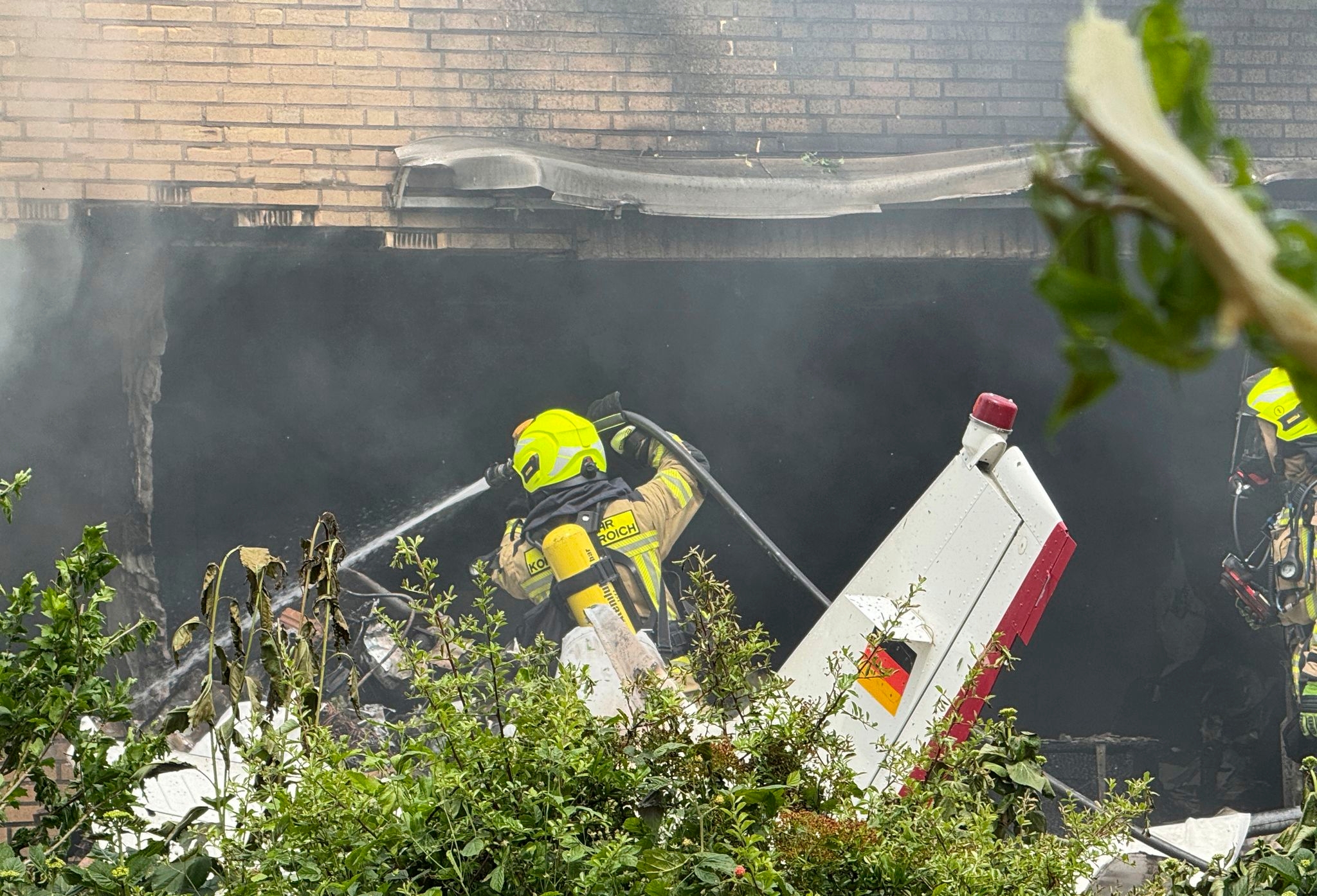 A small plane crashes into the terrace of a house in Germany. 2 people are dead