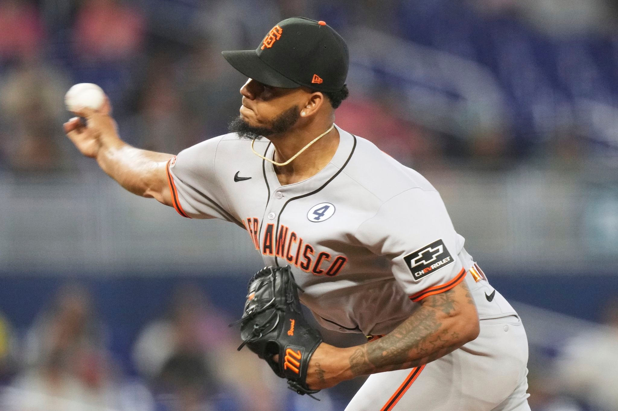 Giants' pitching is winning games despite the team's offensive woes