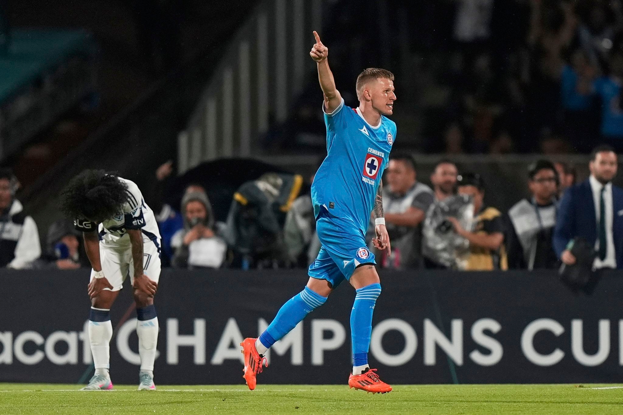 Cruz Azul beats the Vancouver Whitecaps 5-0 for the CONCACAF Champions Cup title