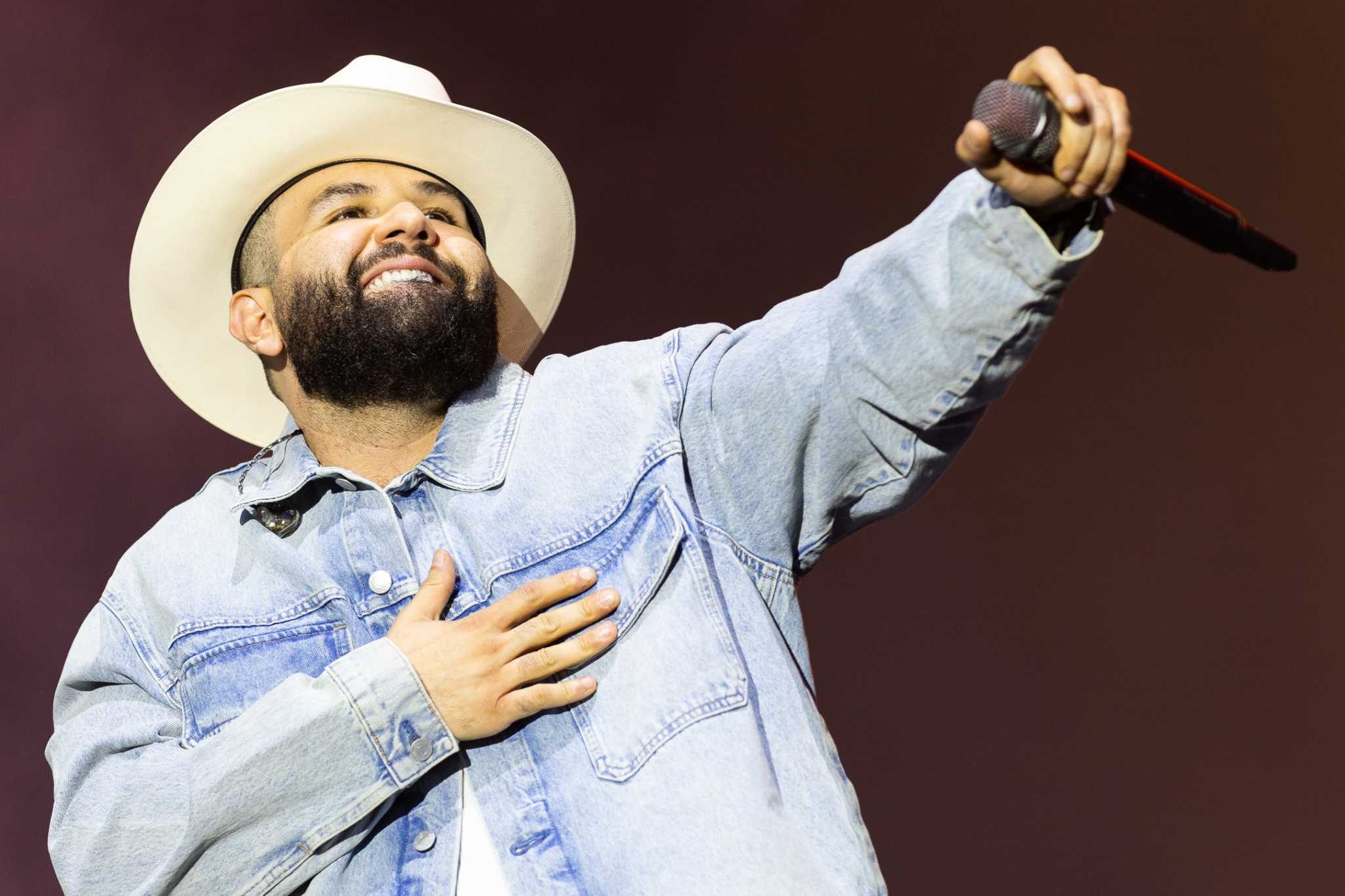 Carín León battles through vocal struggles to close La Onda festival