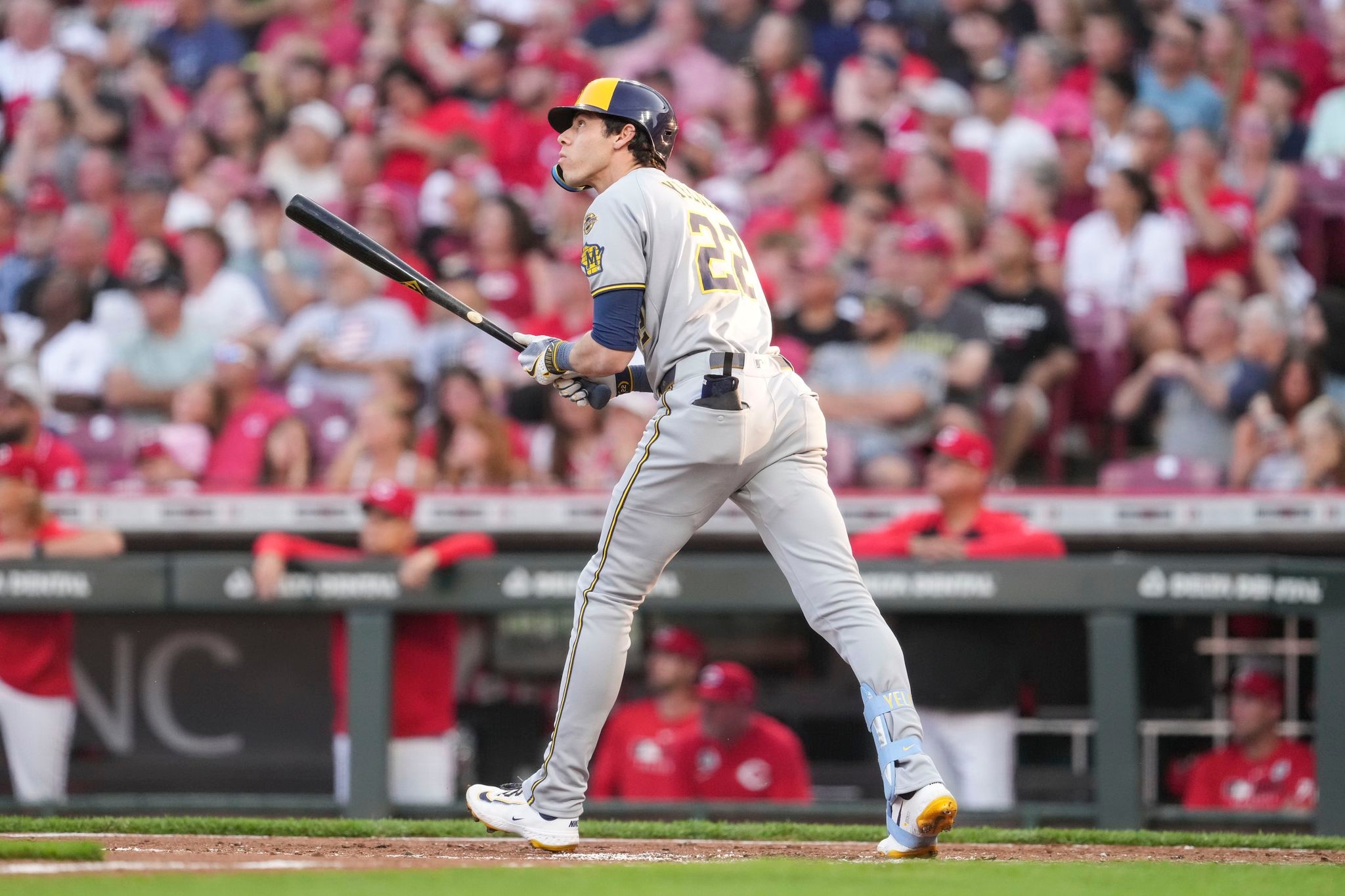 Christian Yelich's homer powers Brewers to 8th straight win, beating Reds 3-2