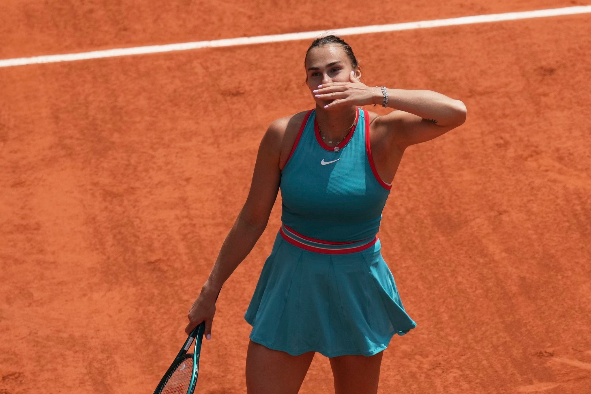 Top-ranked Sabalenka overcomes Zheng and windy conditions to reach French Open semis