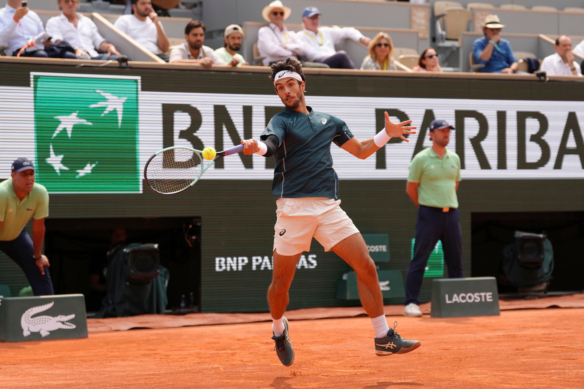 French Open: Musetti kicks a ball that hits a line judge and is cited for unsportsmanlike conduct