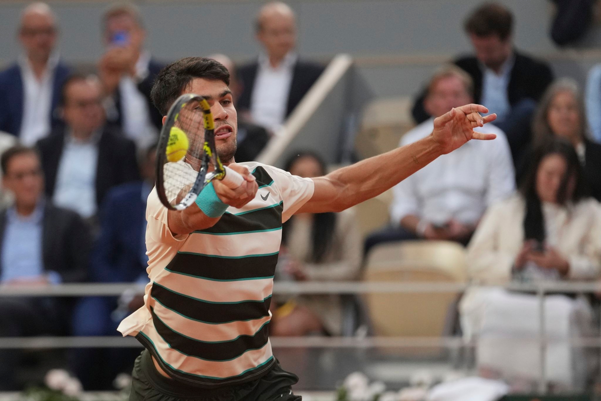 French Open: Carlos Alcaraz beats a hurting Tommy Paul 6-0, 6-1, 6-4 to return to the semifinals
