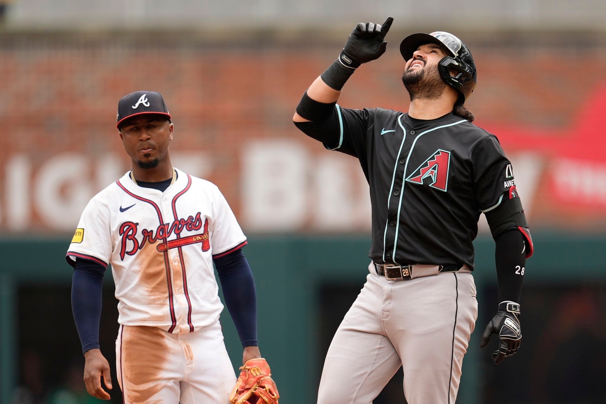 Suárez's double completes Arizona's sweep of Atlanta with a seven-run ninth inning