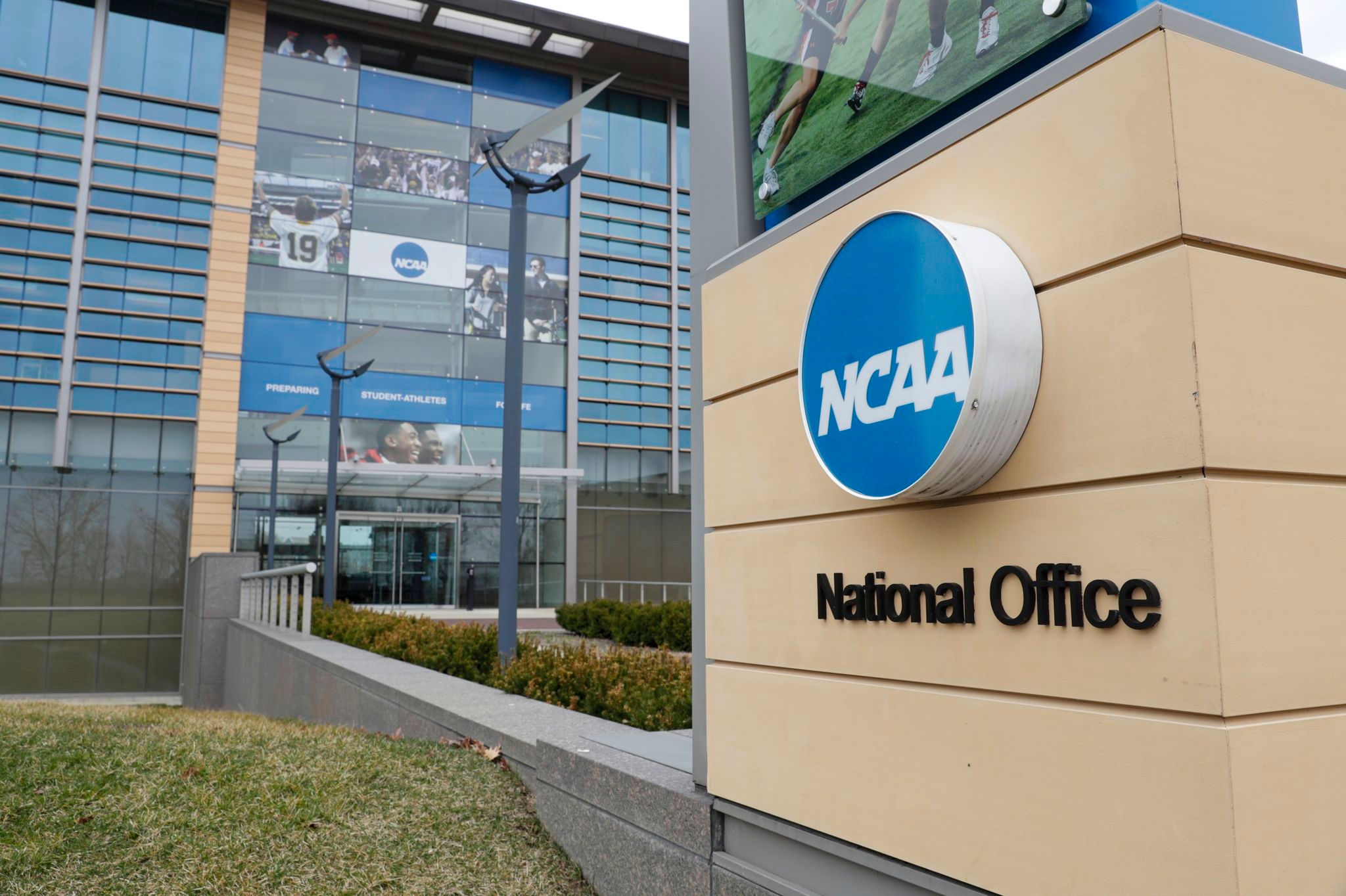 Federal judge approves $2.8B settlement, paving way for US colleges to pay athletes millions