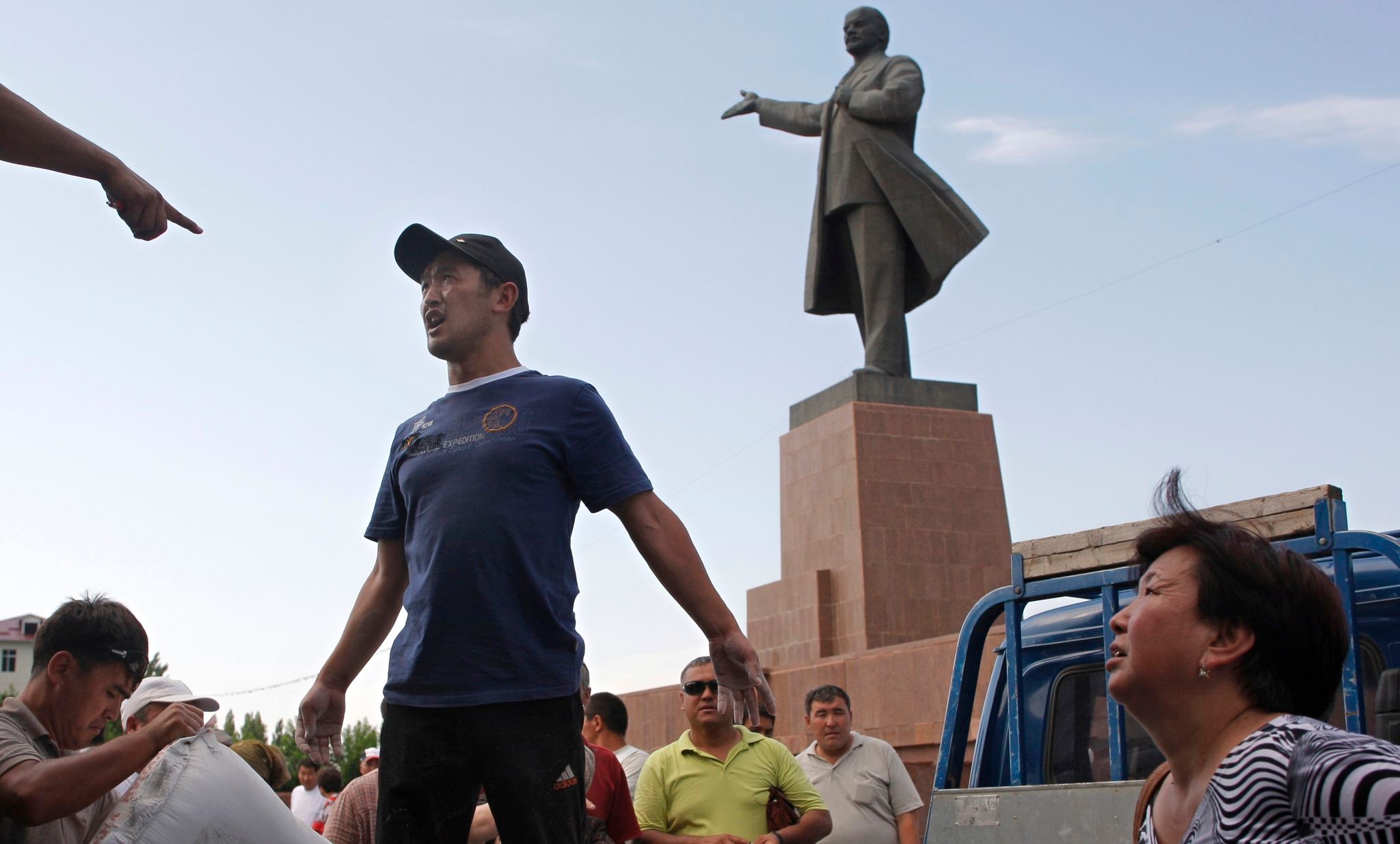 Kyrgyzstan removes towering Lenin statue from second city