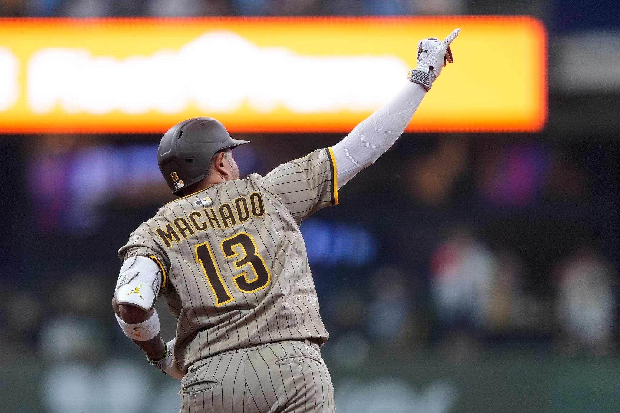 Manny Machado's homer makes the difference as Padres edge Brewers 1-0