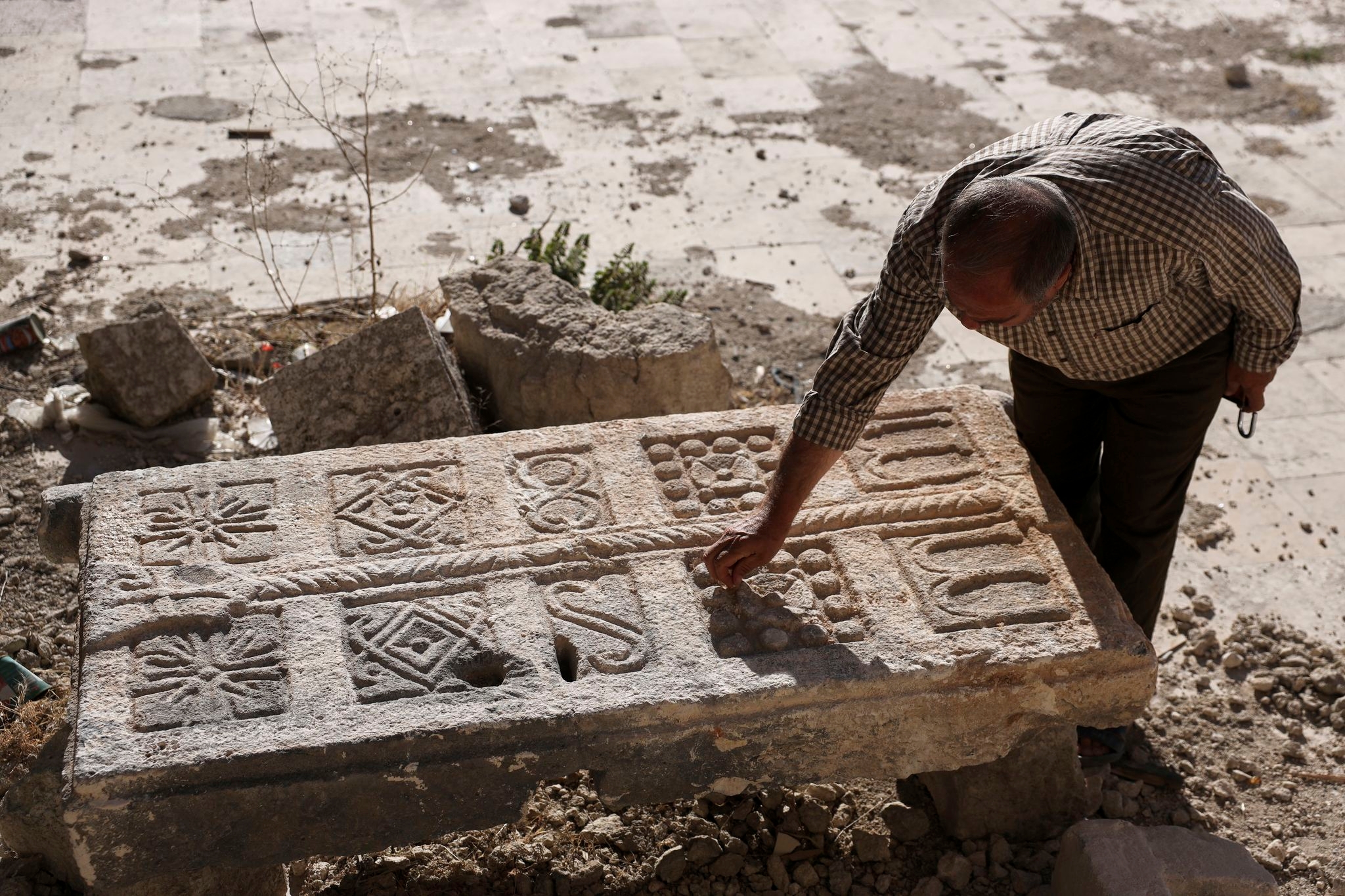 Contractor in Syria uncovers a surprise beneath the rubble: an ancient tomb complex