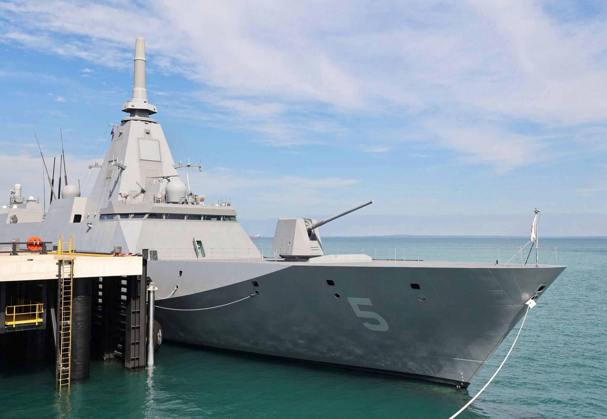 Japanese frigate arrives in Australia as Tokyo bids for defense deal