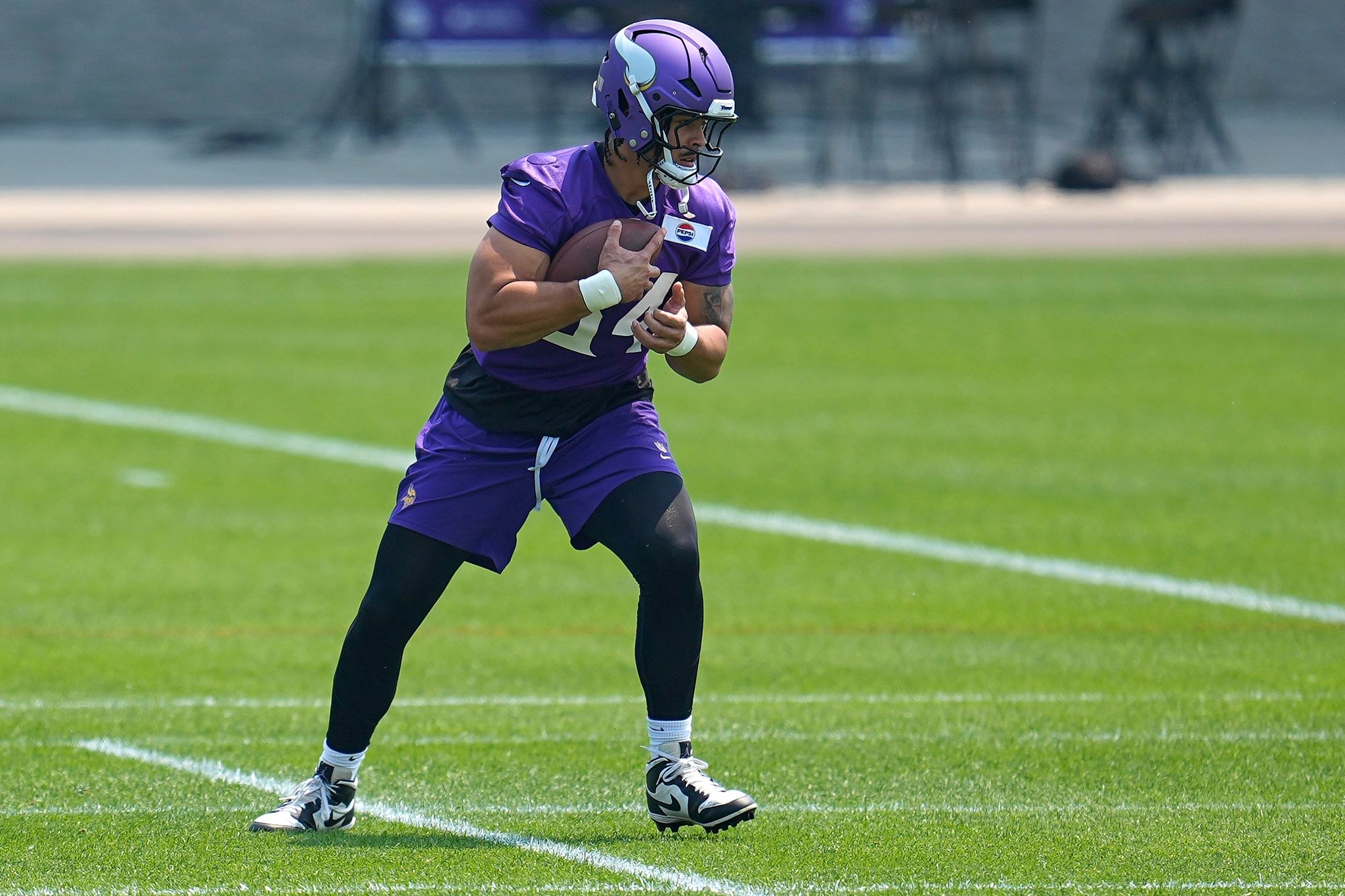 Vikings agree to 3-year contract with tight end Josh Oliver