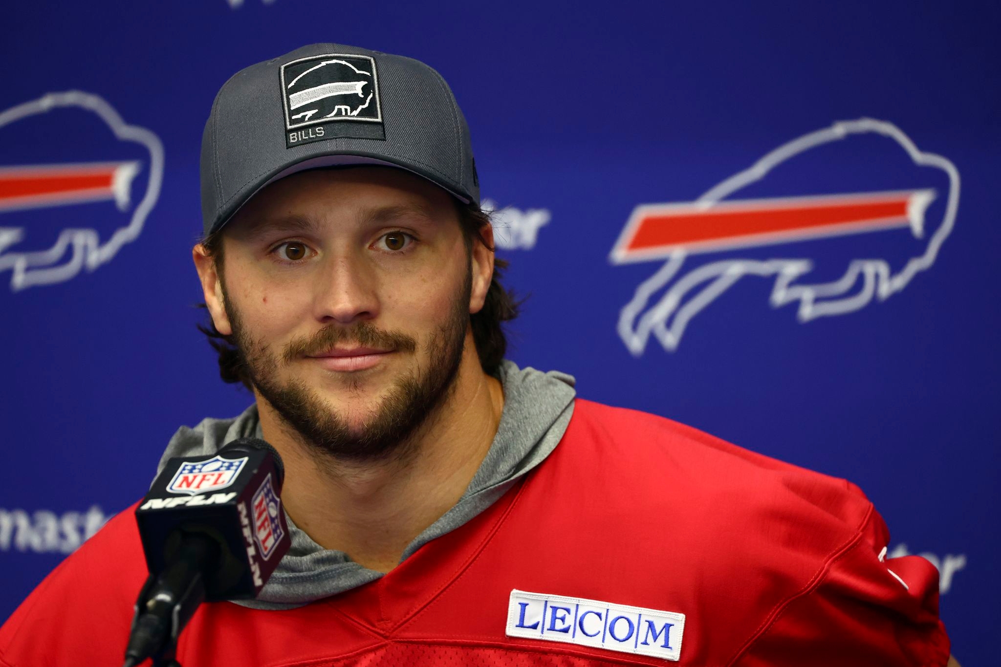 Bills quarterback Josh Allen shows off new ring following marriage to actor Hailee Steinfeld