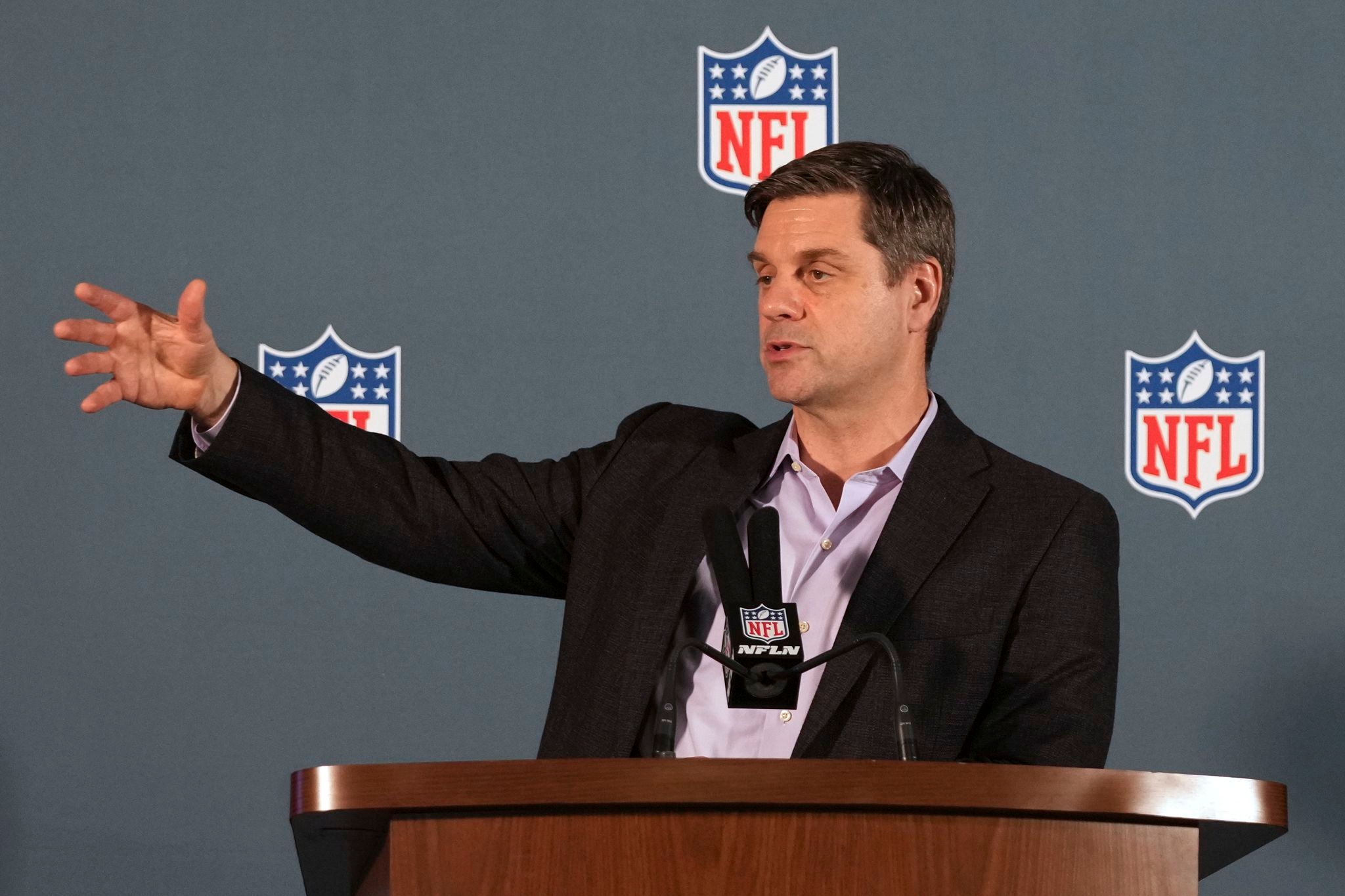 PGA Tour to hire NFL executive Brian Rolapp as CEO of business enterprise, AP source says
