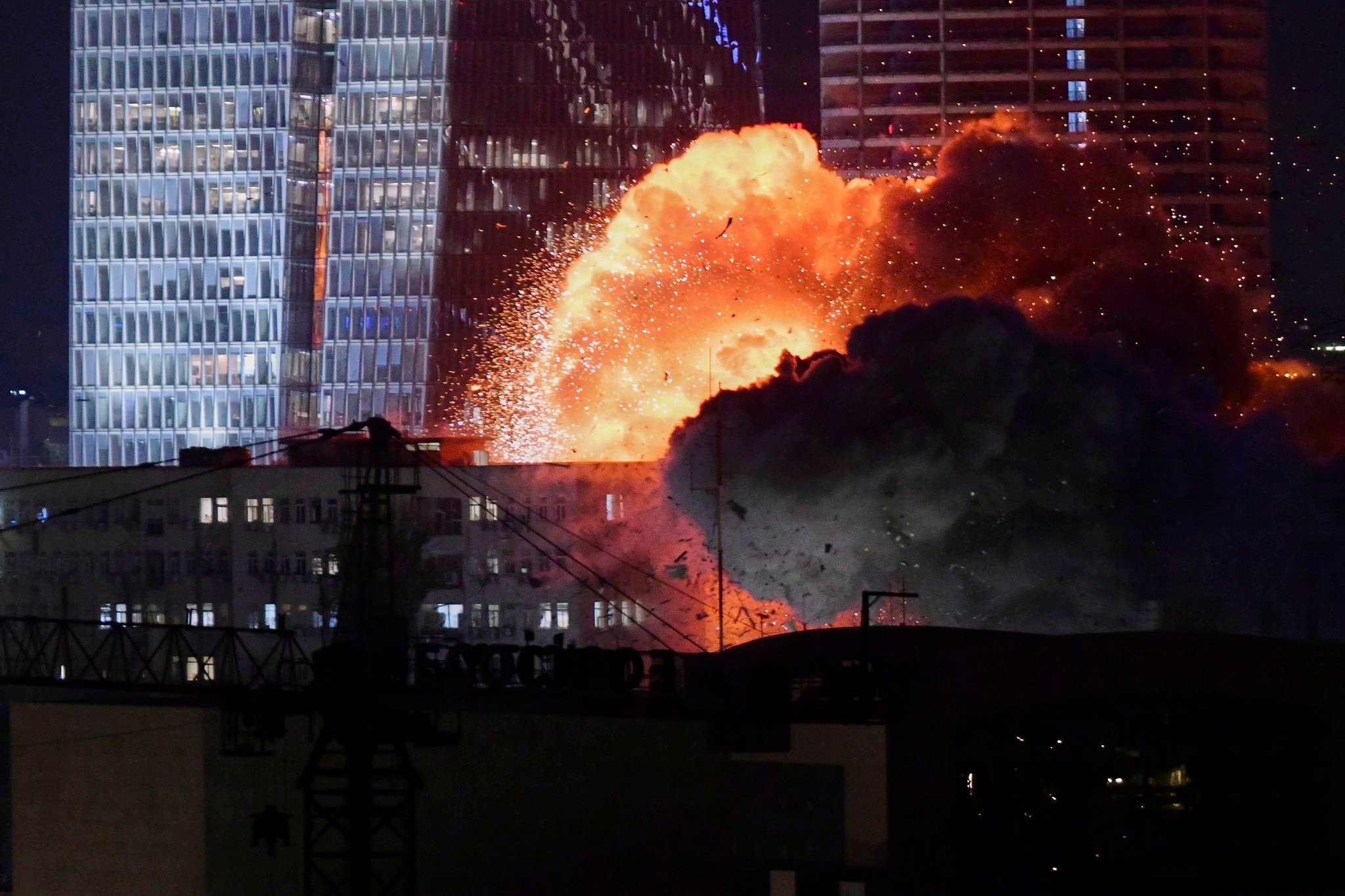 Photos of missiles over Tel Aviv and Jerusalem in a retaliatory attack by Iran