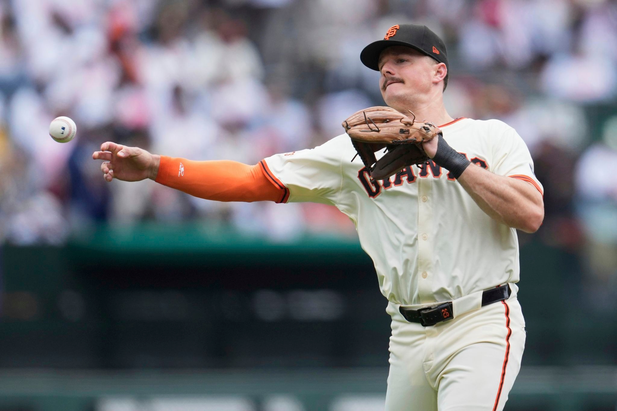 Giants' Matt Chapman to start rehab for sprained hand in a week