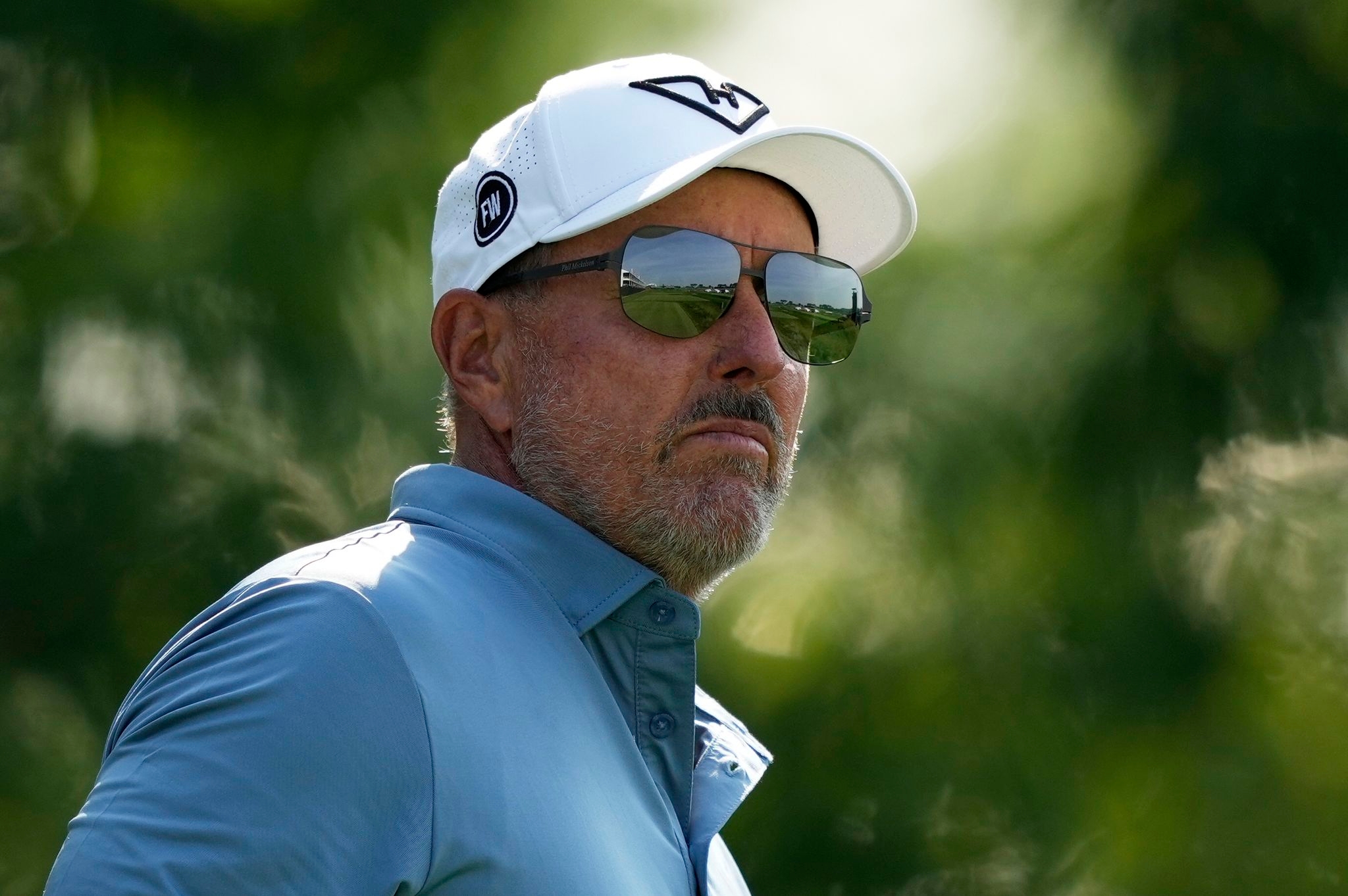 Late miscues cost Phil Mickelson a shot at the weekend in his 34th -- and maybe last -- US Open