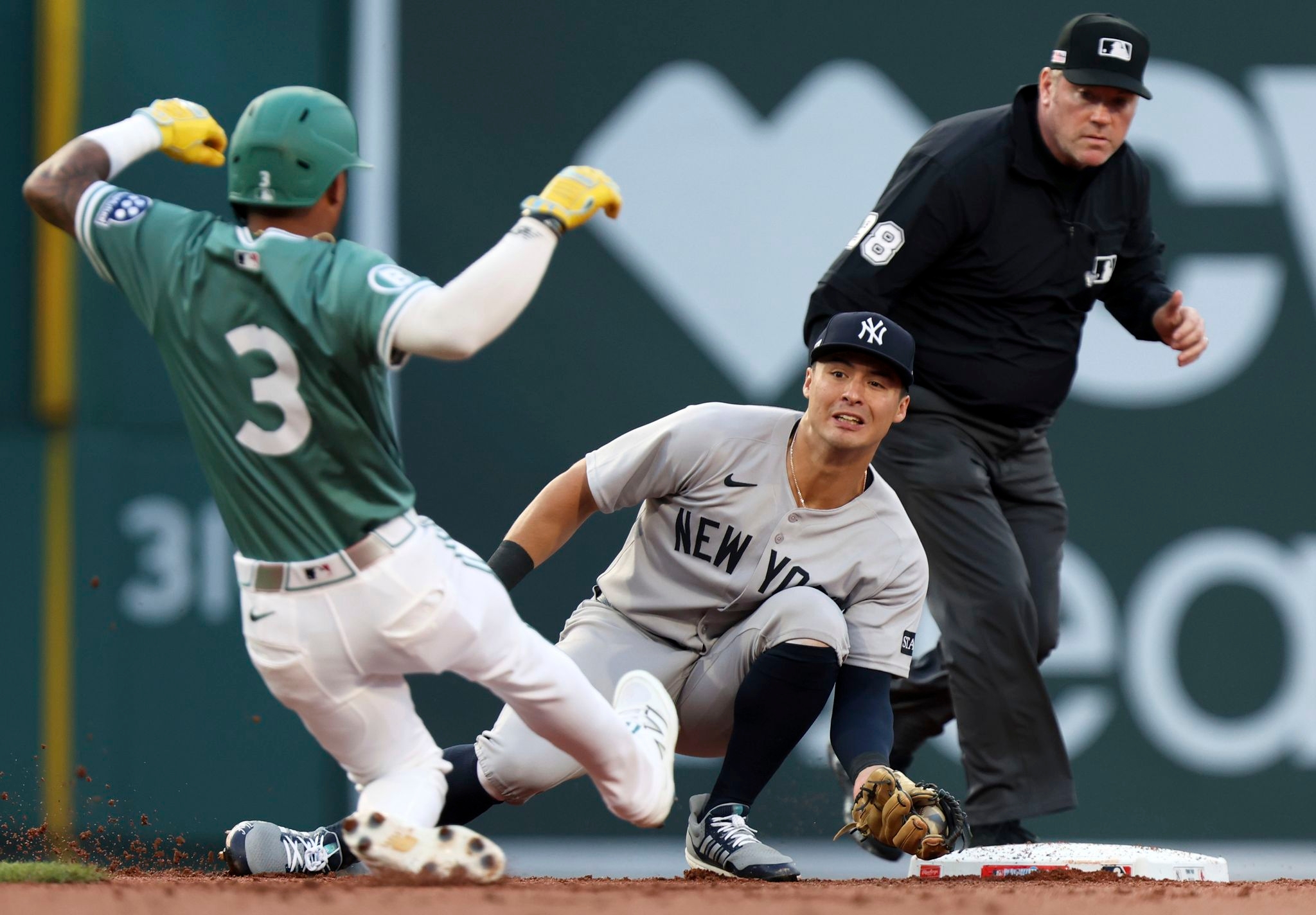 Narváez walk-off single in 10th helps Red Sox earn 3rd straight win over Yankees, 2-1 in 10 innings
