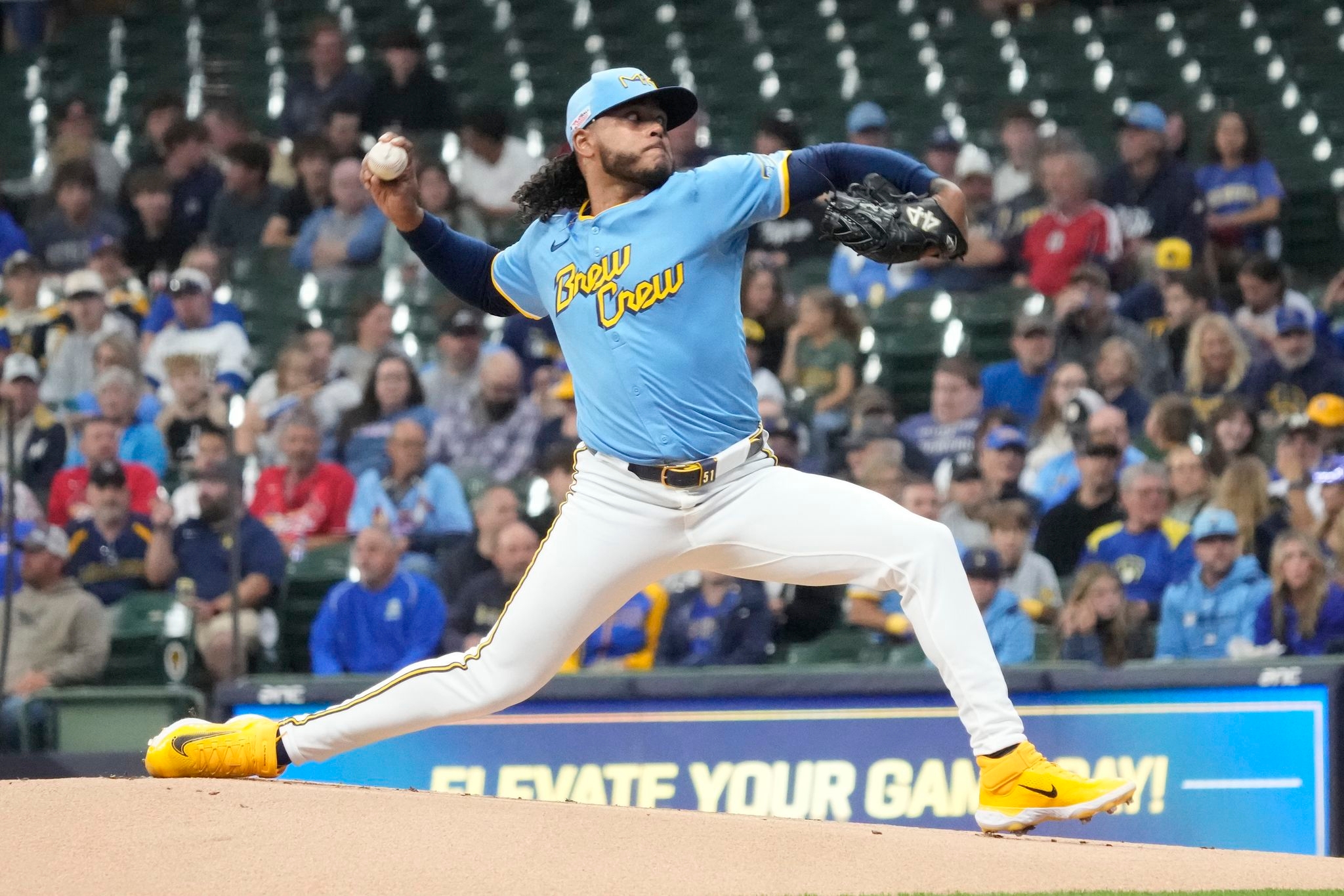 Peralta, Brewers hand the Cardinals their 6th straight loss with a 3-2 victory