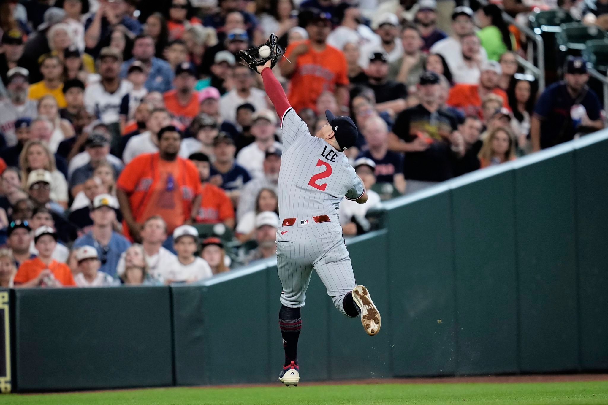 Rookie Cam Smith hits walkoff single to give Astros a thrilling 3-2 win over Twins