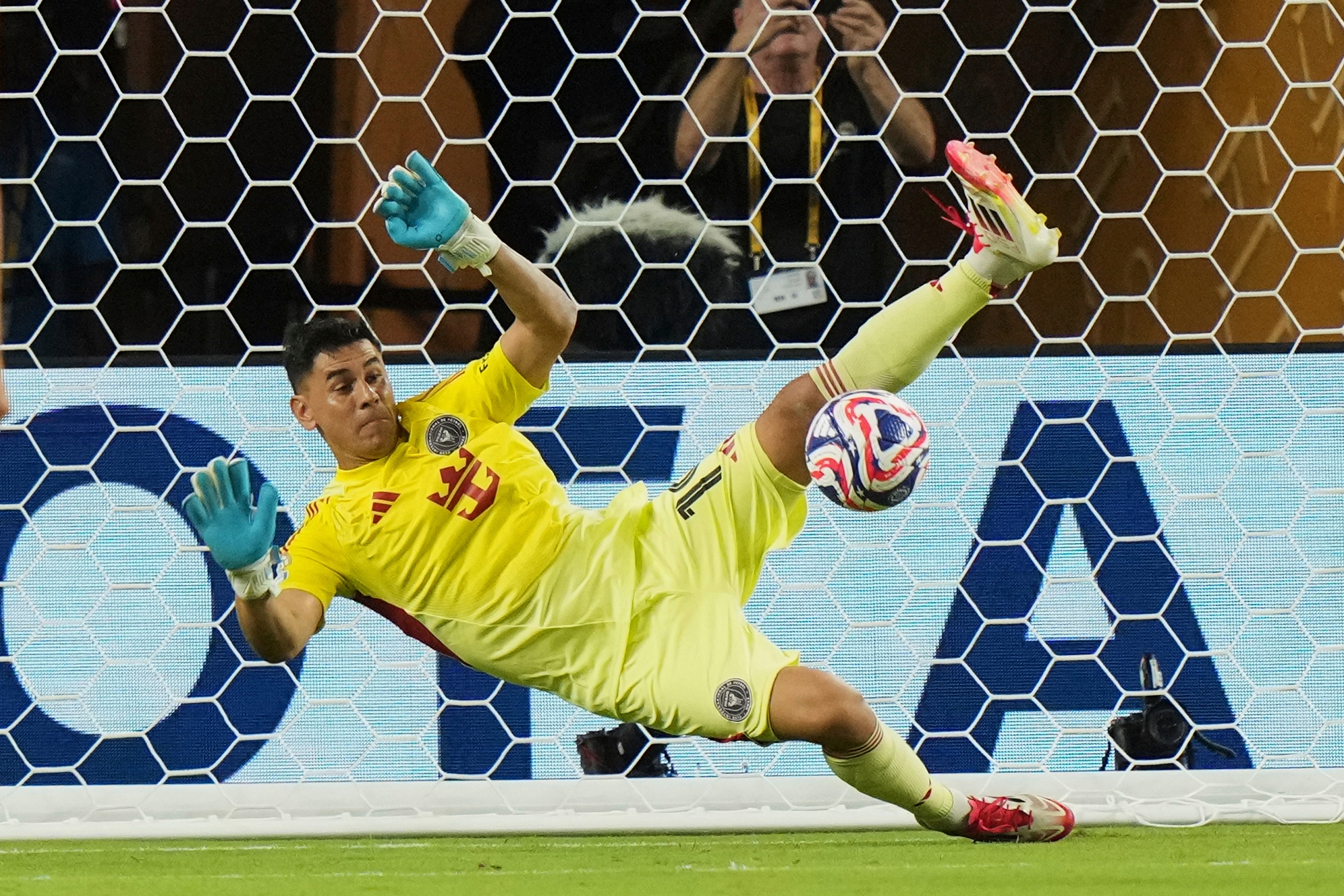 An Argentine named Ustari, not Messi, shines for Inter Miami and earns MVP in first CWC game