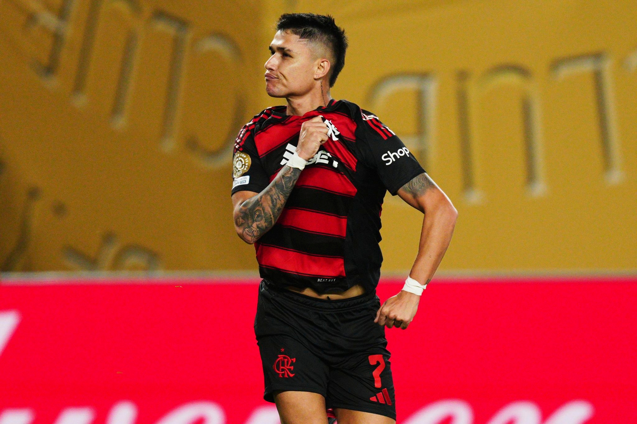 Luiz Araujo leads Flamengo to a 2-0 win over Esperance de Tunis at Club World Cup