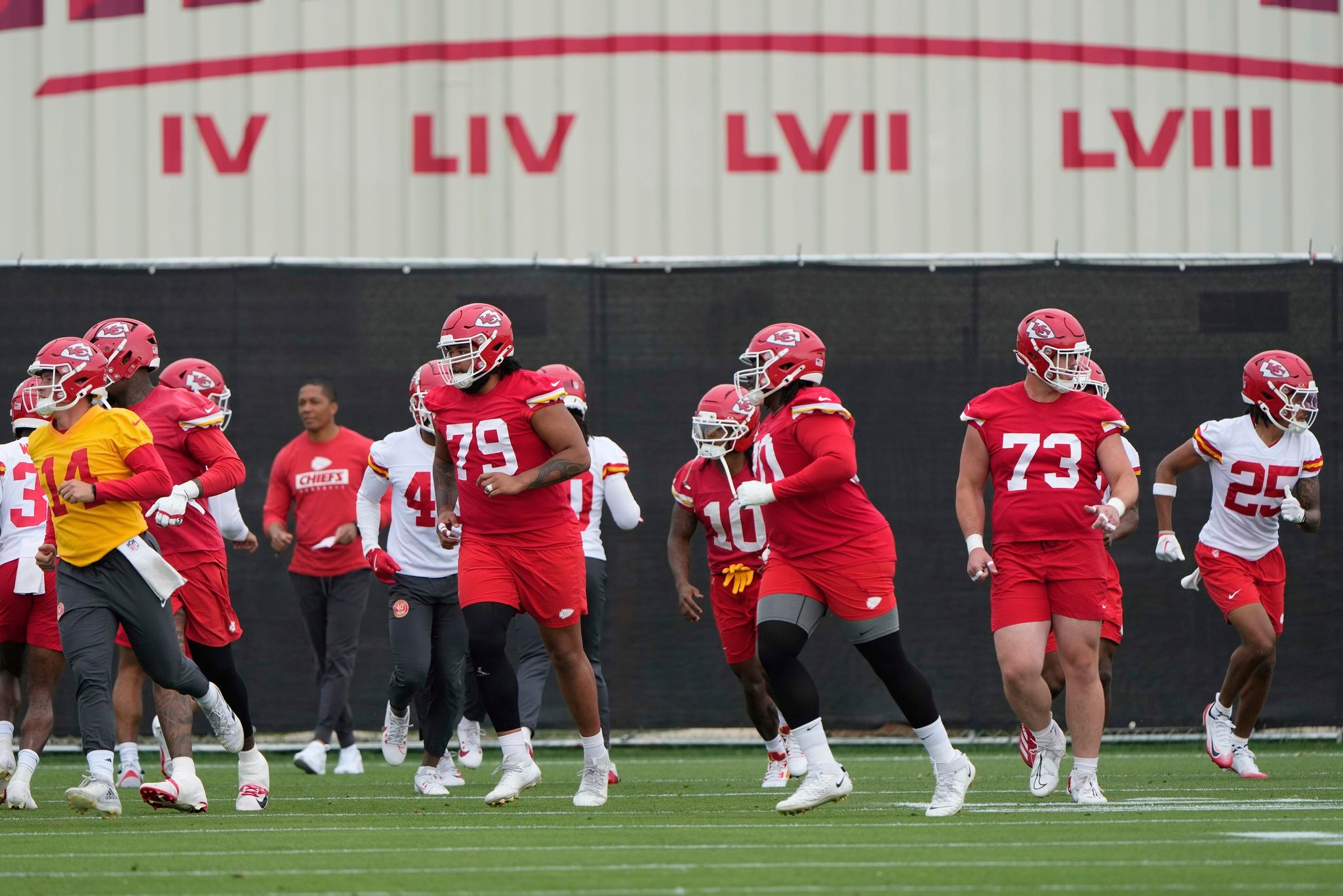 Tight end Travis Kelce, franchised guard Trey Smith attend Chiefs minicamp