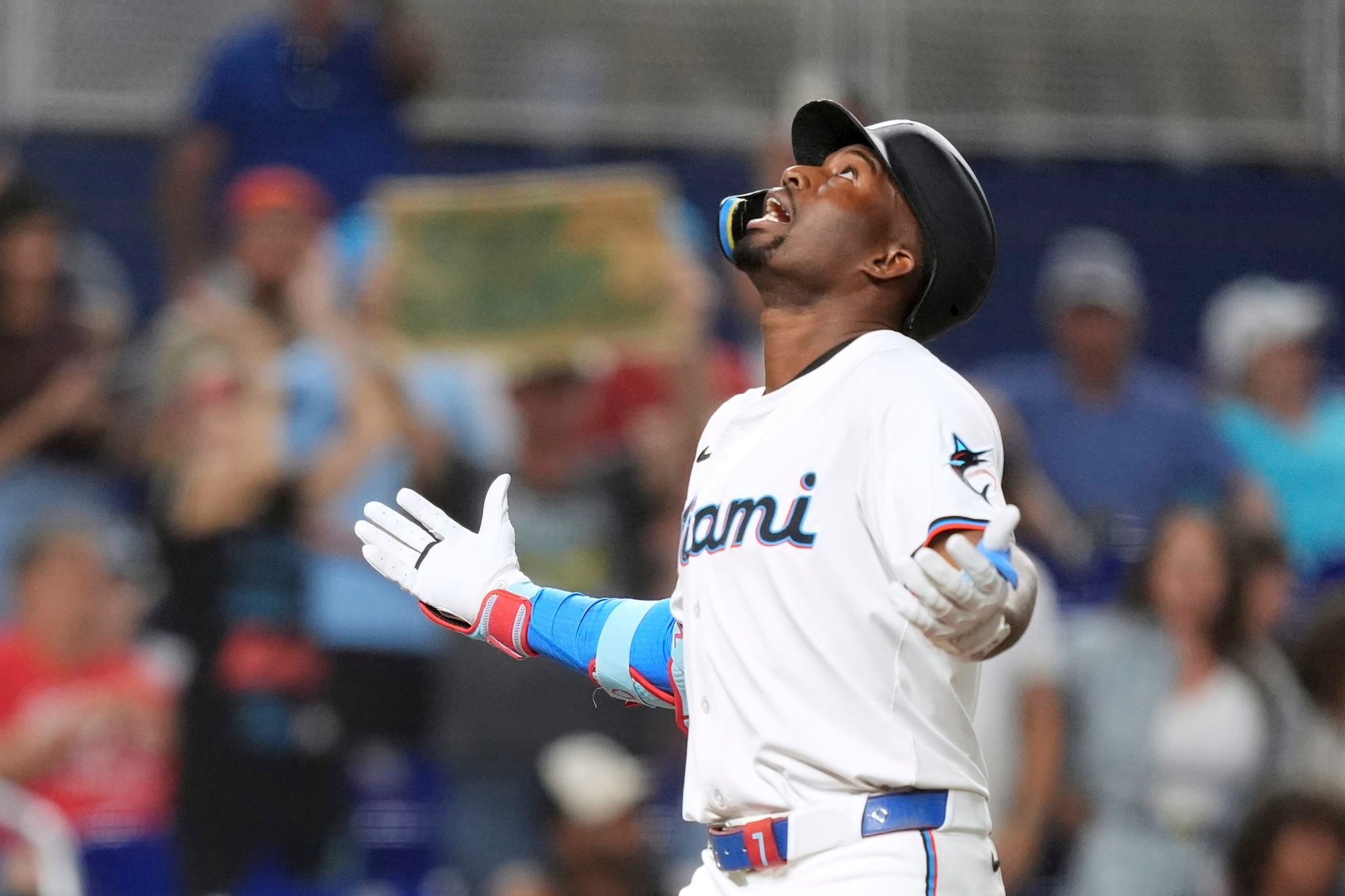 Wagaman, Sánchez HRs power the Marlins to an 8-3 victory that ends Phillies' 5-game win streak