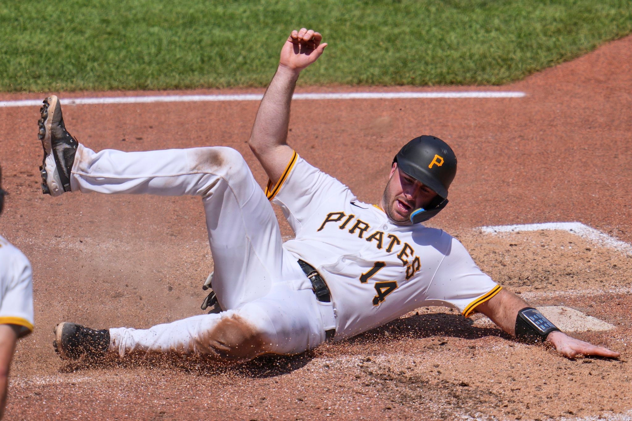 Pham and Horwitz lead Pirates past Rangers to prevent sweep