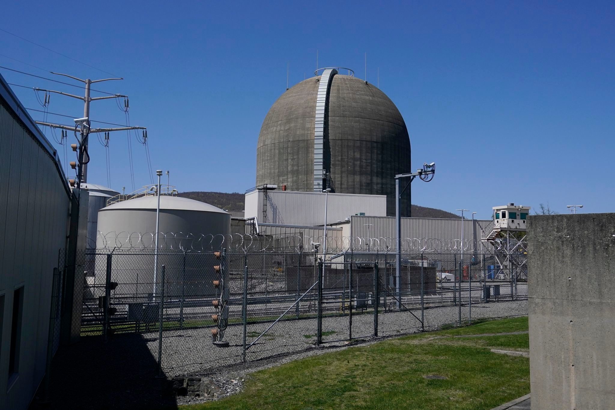 New York governor seeks to build the state's first new nuclear power plant in decades