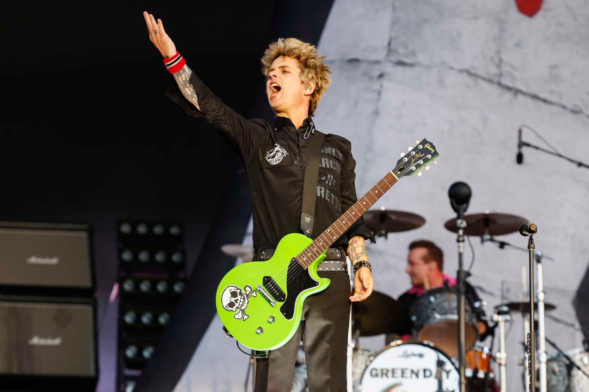 Billie Joe Armstrong stops Green Day set after fan sprays him with water gun