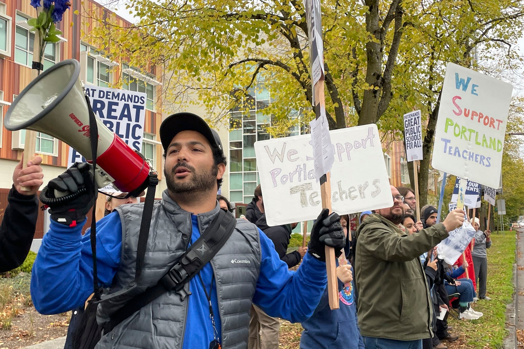 Oregon governor signs bill providing unemployment pay for striking workers