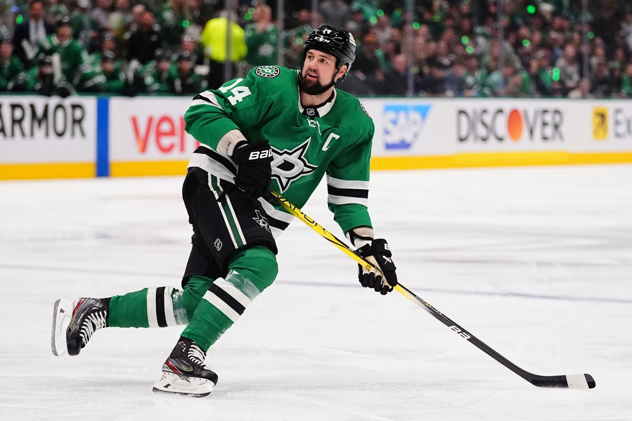 Dallas Stars captain Jamie Benn signs a 1-year deal to stay with his only NHL team