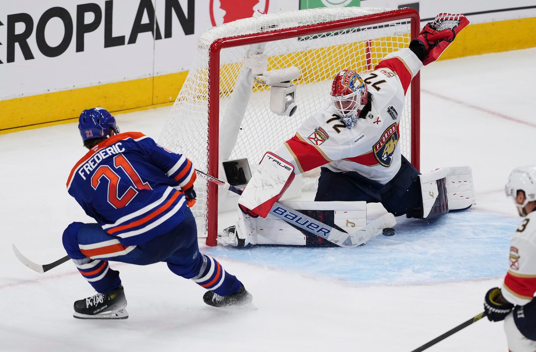 Maple Leafs re-sign John Tavares for 4 years and the Oilers keep Trent Frederic around long term