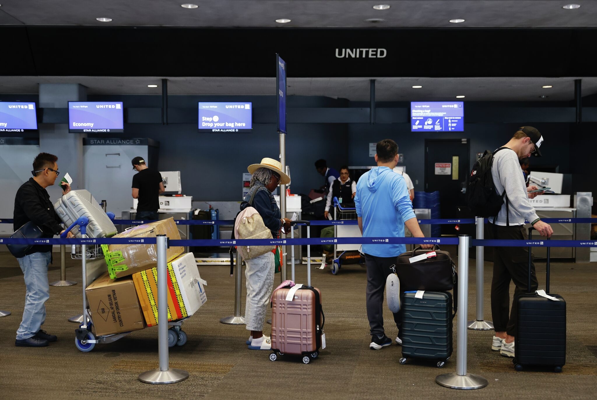 How to be a better traveler: Etiquette tips for planes, houseguests and going abroad