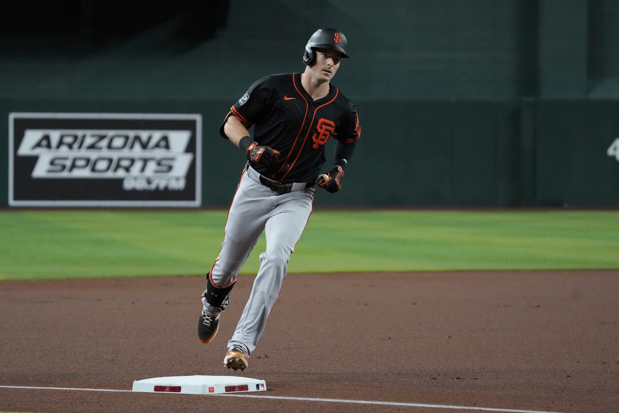 Bailey hits sacrifice fly in 10th to lift Giants over D-backs and snap 4-game losing streak