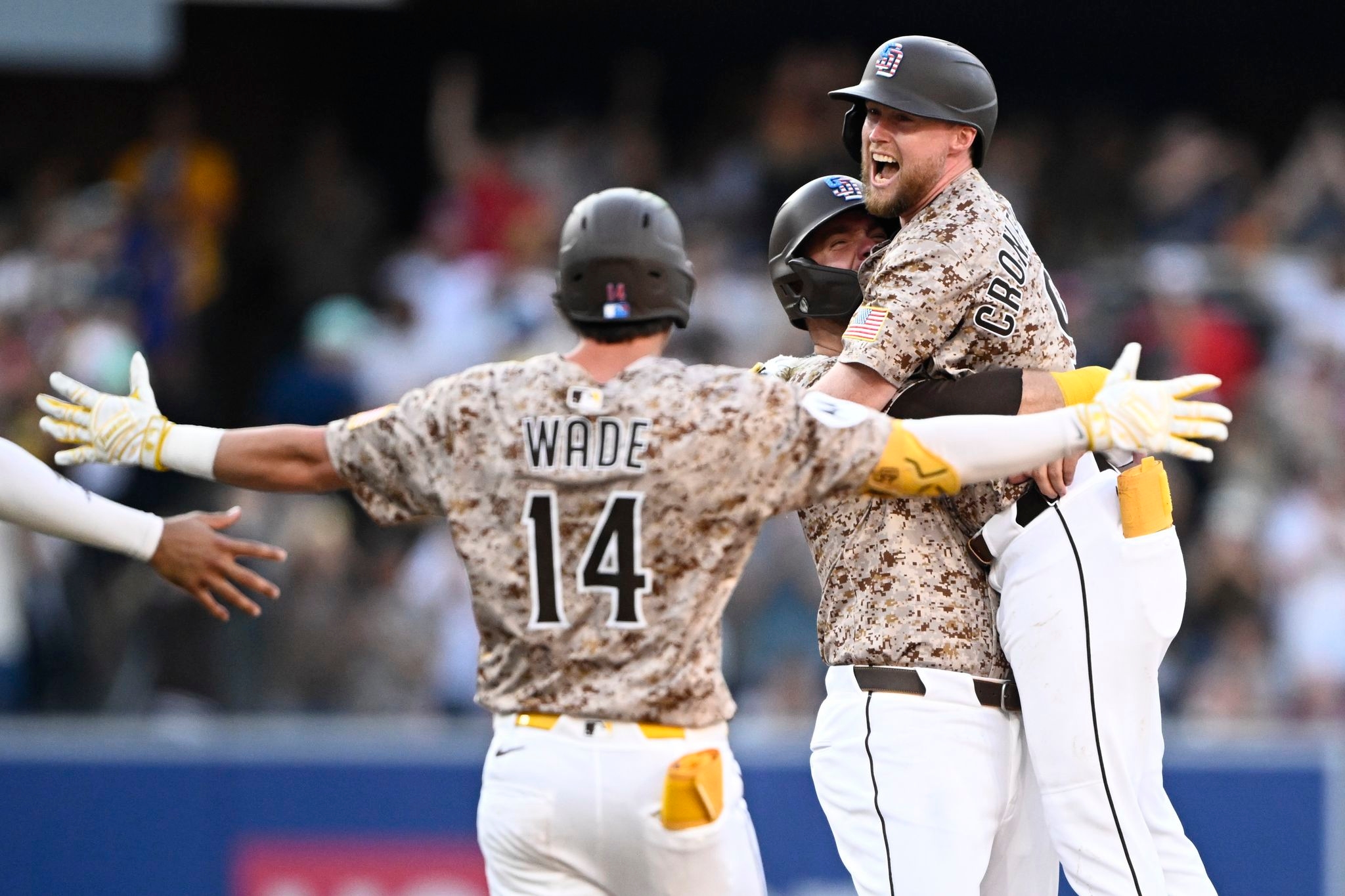 Cronenworth's walk-off single in the 10th lifts the Padres to a 3-2 win over the Rangers