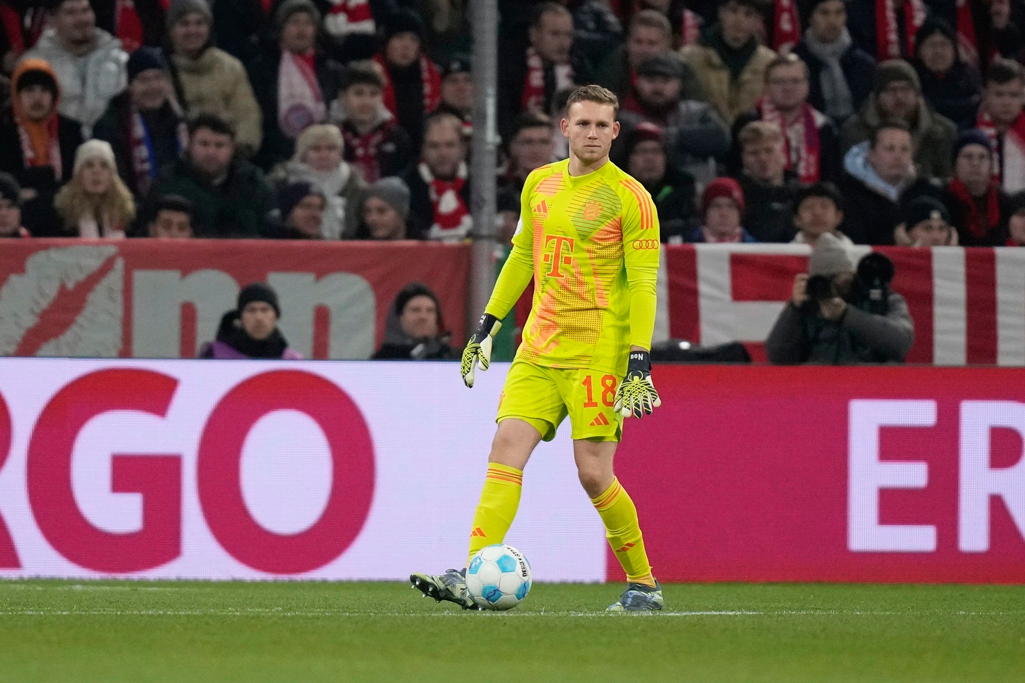 Hamburger SV signs Israel goalkeeper Daniel Peretz on loan from Bayern Munich