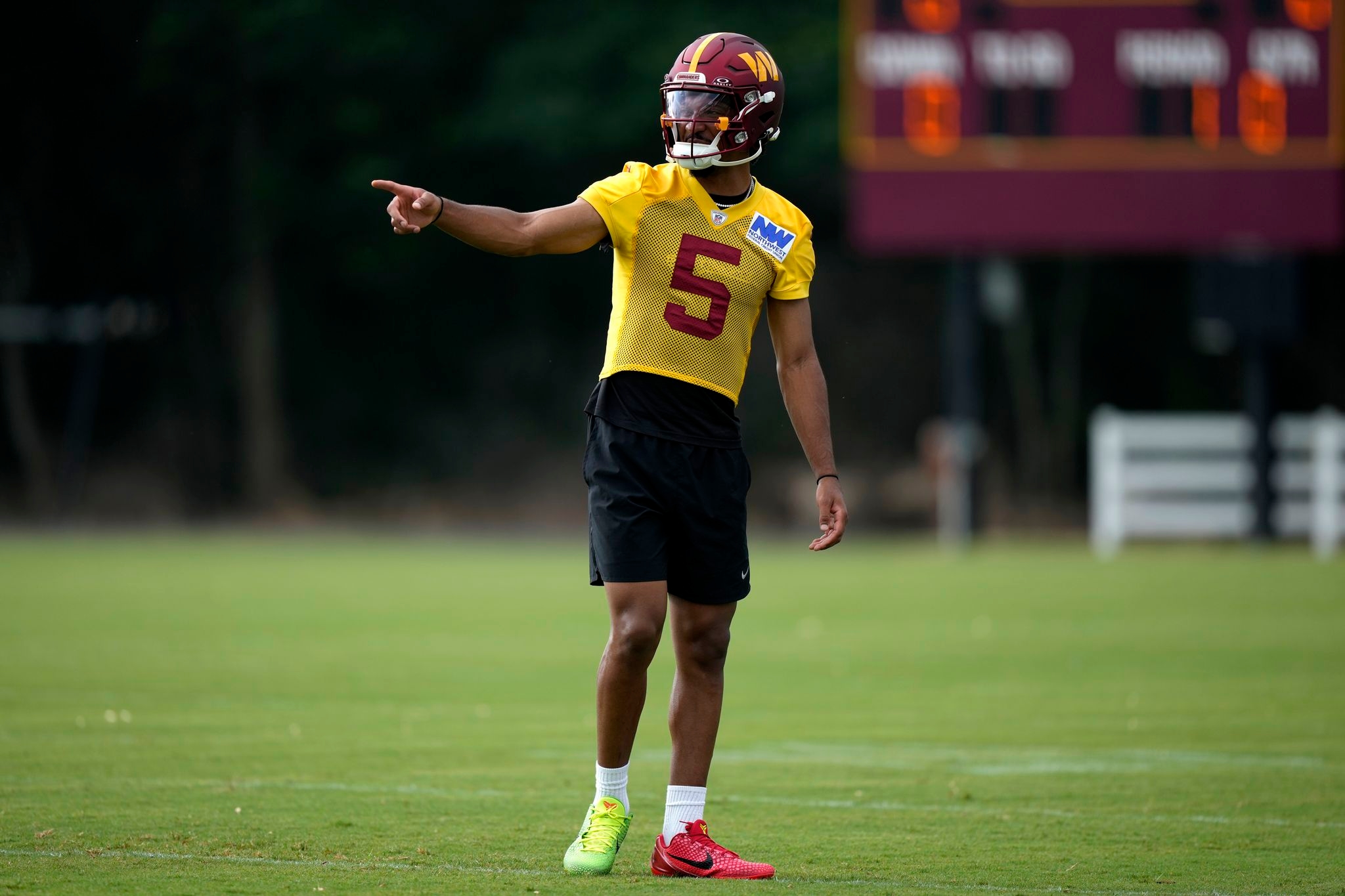 Jayden Daniels' first 11-on-11 throw of camp is an over-the-shoulder connection with Deebo Samuel
