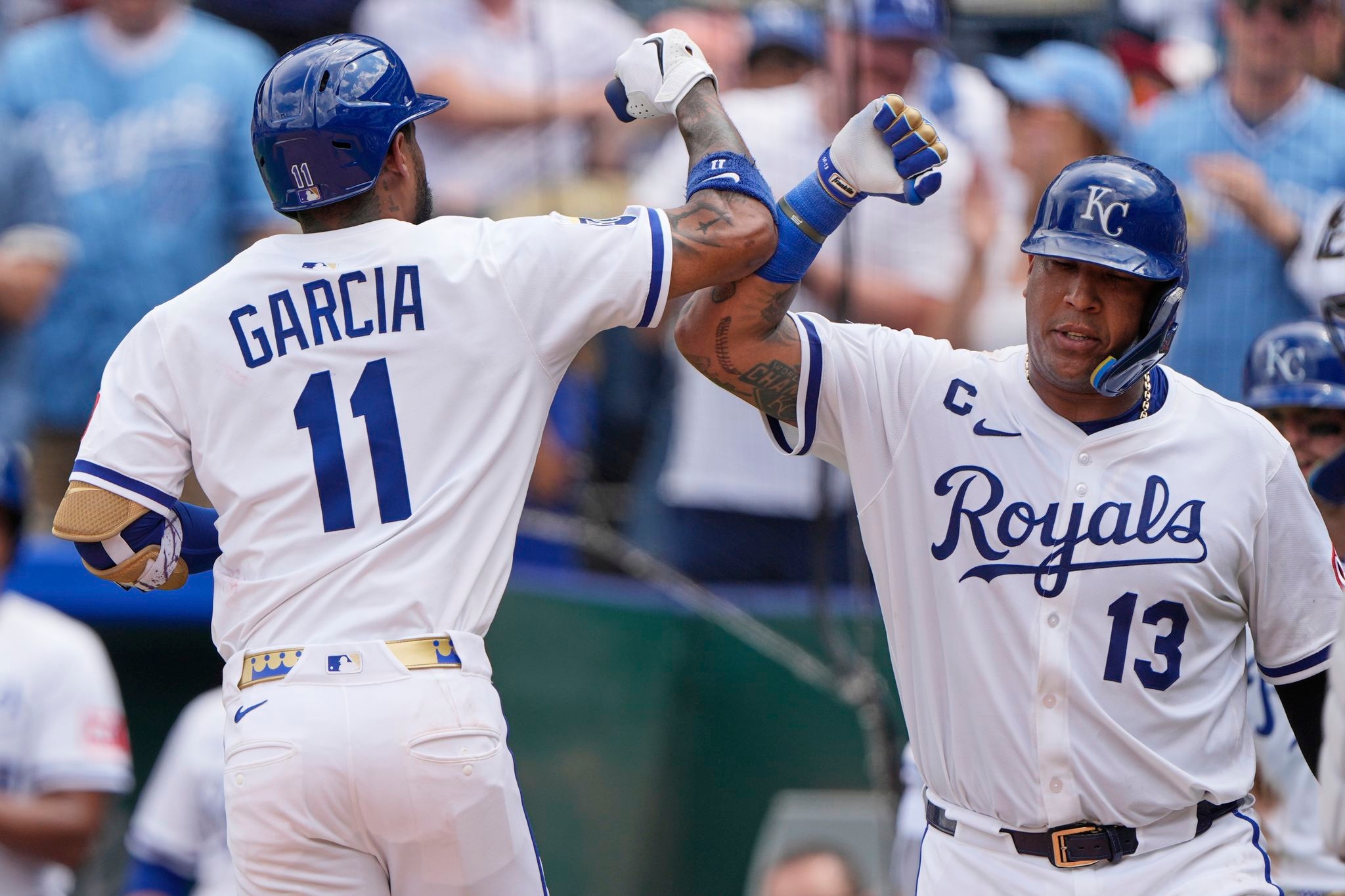 Kansas City catcher Salvador Perez hit by pitch on left elbow, leaves game with bruise