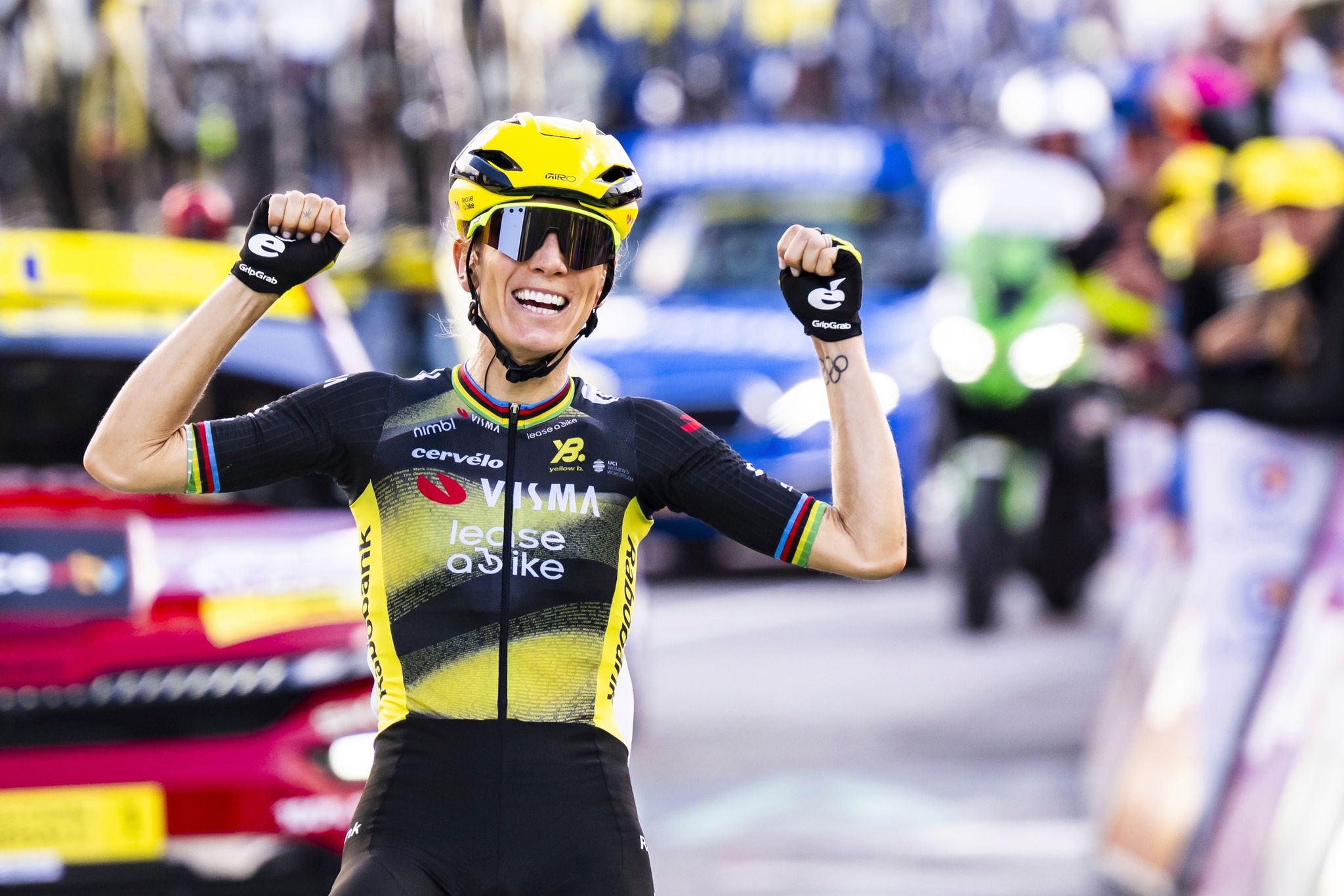 Ferrand-Prévôt takes the lead at women's Tour de France after commanding stage win