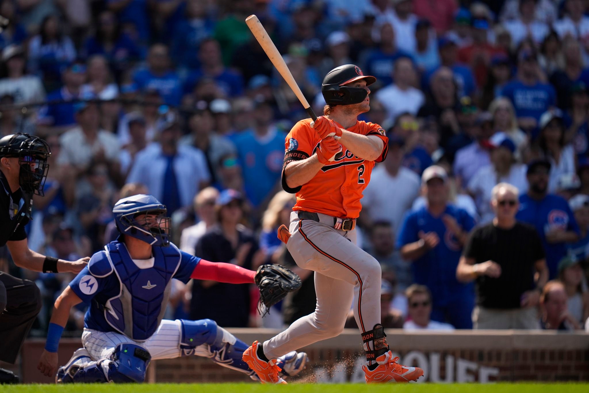 Henderson hits 3-run homer in the 8th in the Orioles' 4-3 victory over the Cubs