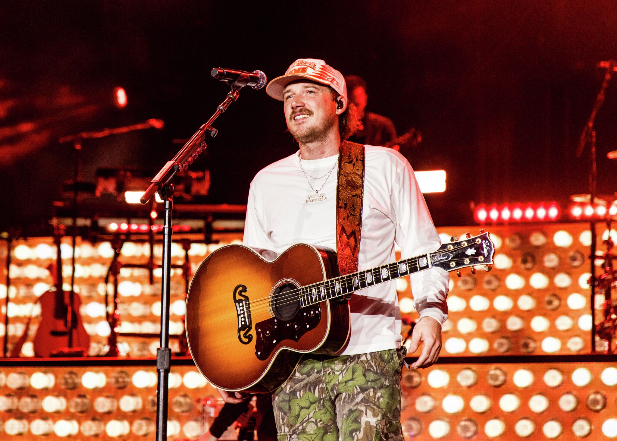 Barry Bonds, George Kittle among surprise guests at Bay Area concert — but this fan stole the show