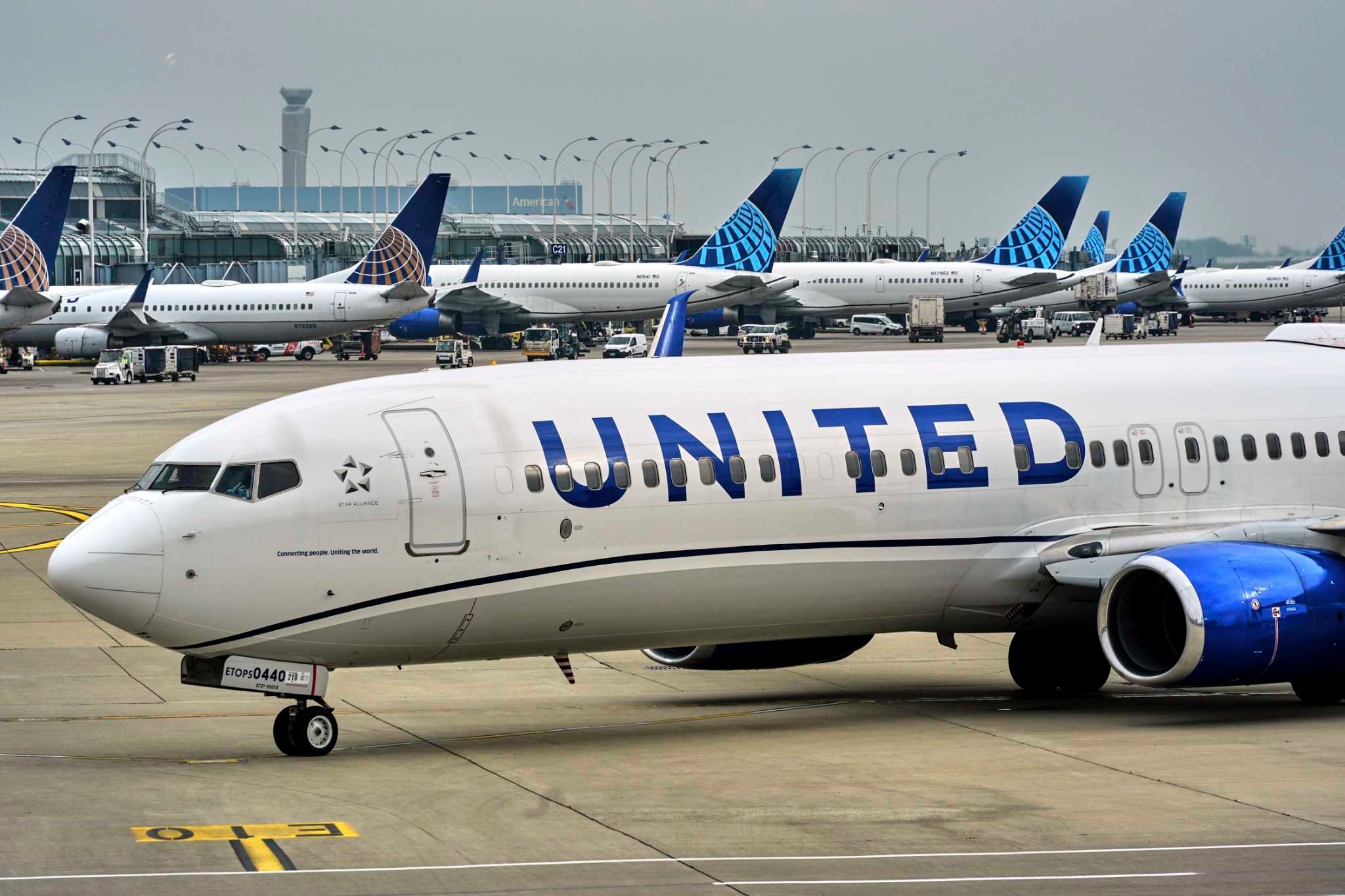 United and Delta sued for allegedly selling window seats without windows